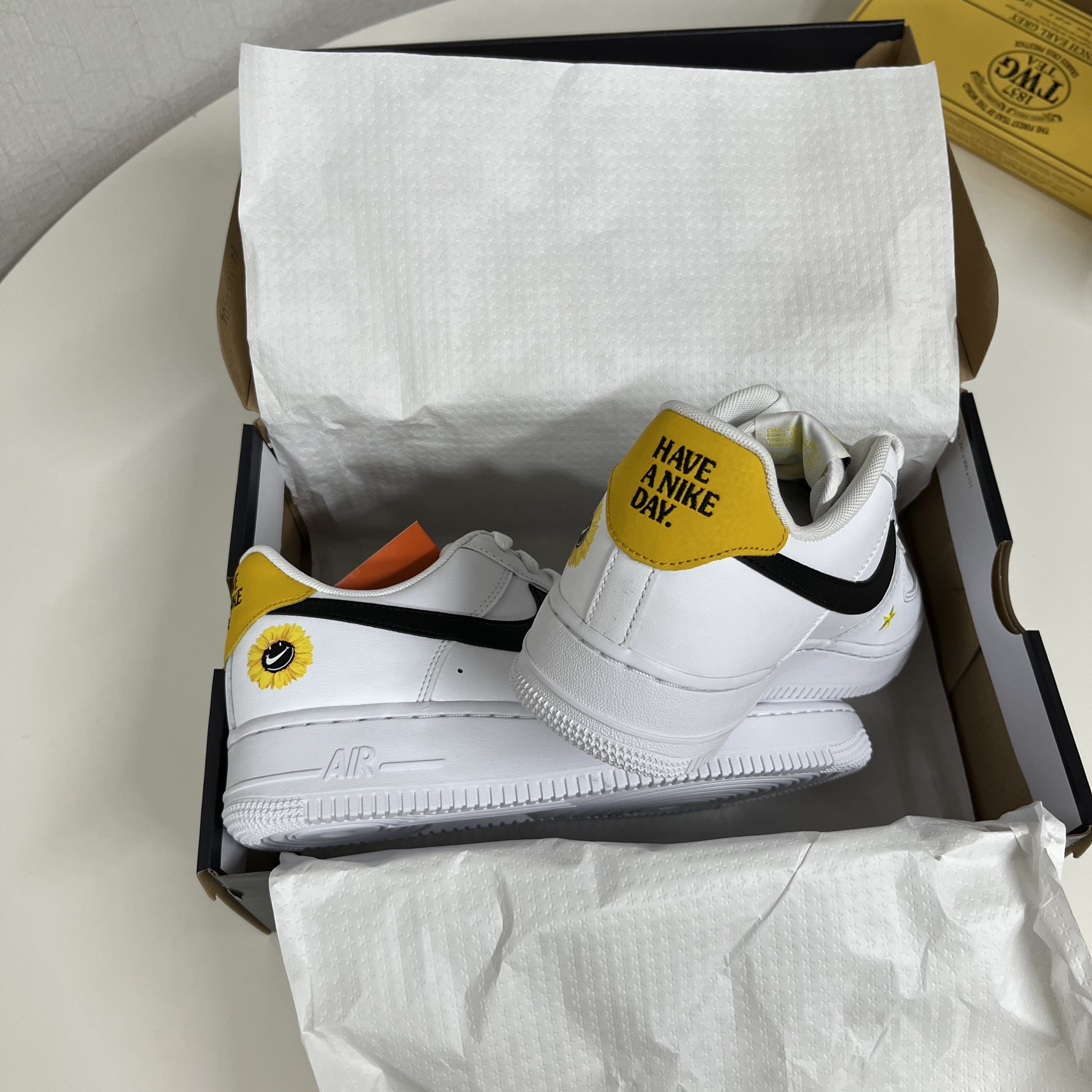 Nike Air Force 1 '07 LV8 2 Have a Nike Day 착용 스타일 - 2
