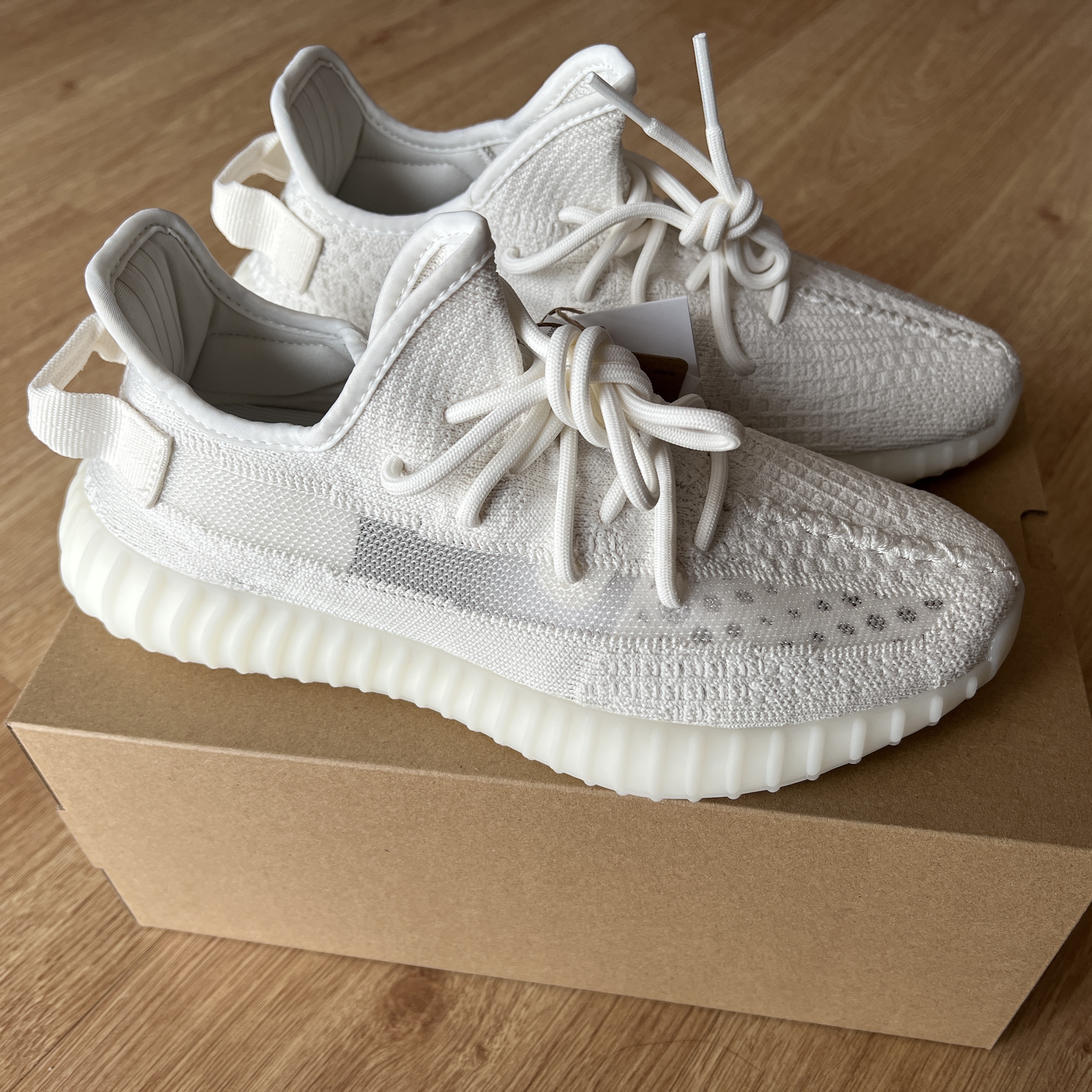 Adidas Yeezy Boost 350 V2 Bone 착용 스타일 - 2