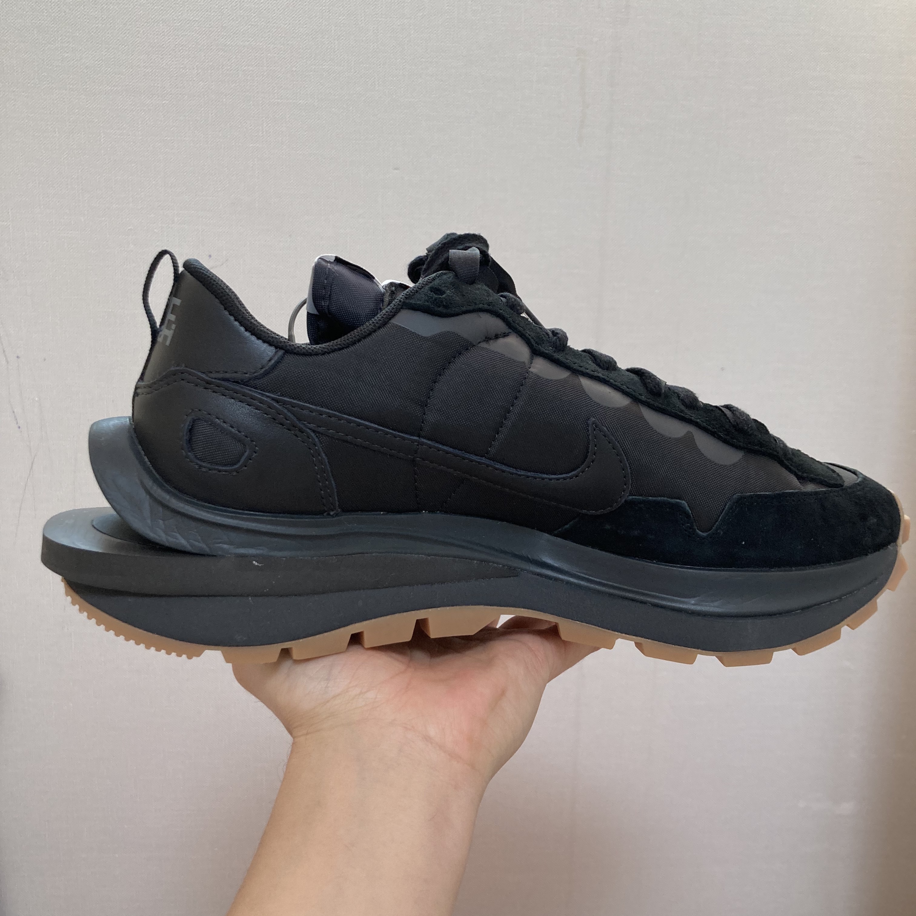 Nike x Sacai VaporWaffle Black and Gum 착용 스타일 - 2