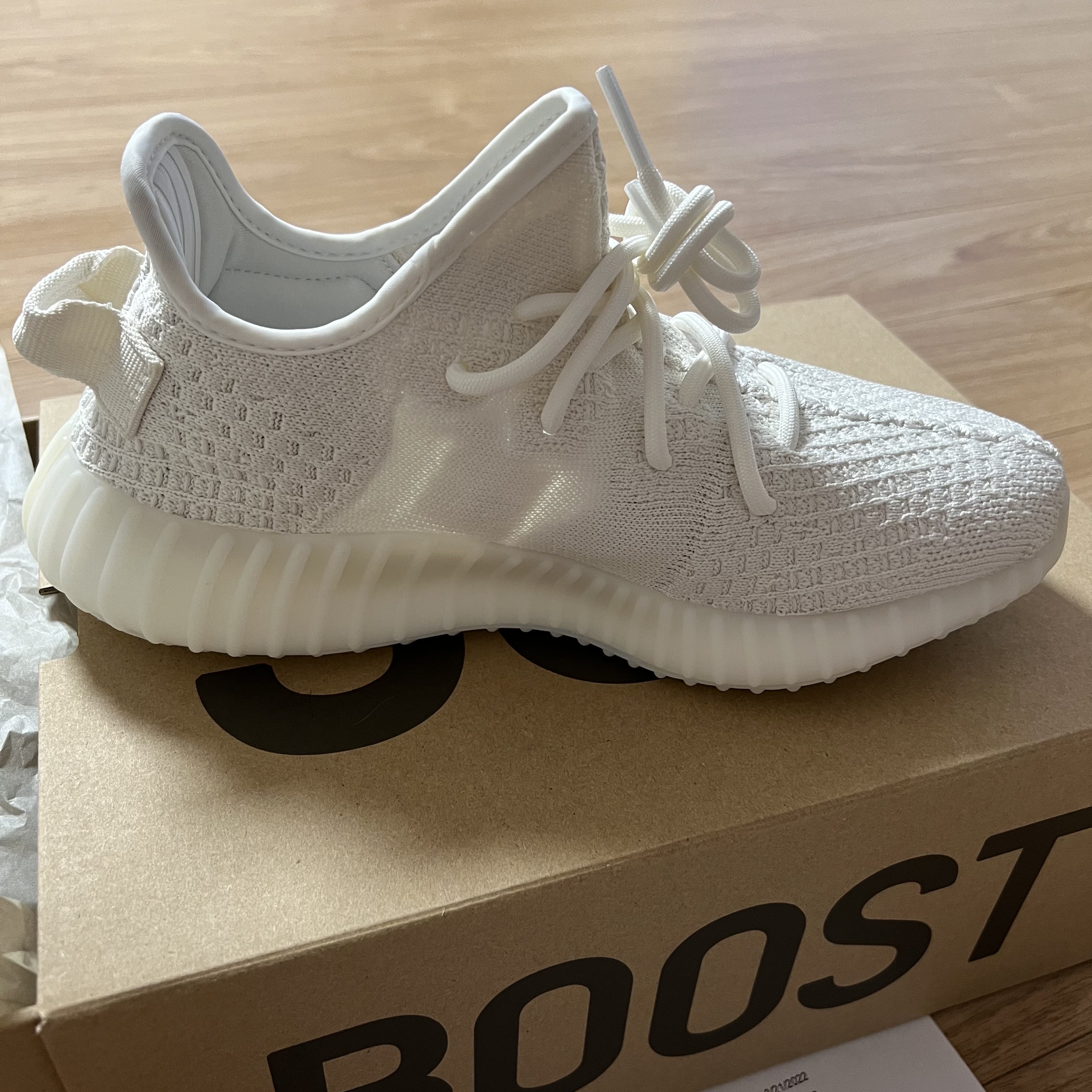 Adidas Yeezy Boost 350 V2 Bone 착용 스타일 - 1
