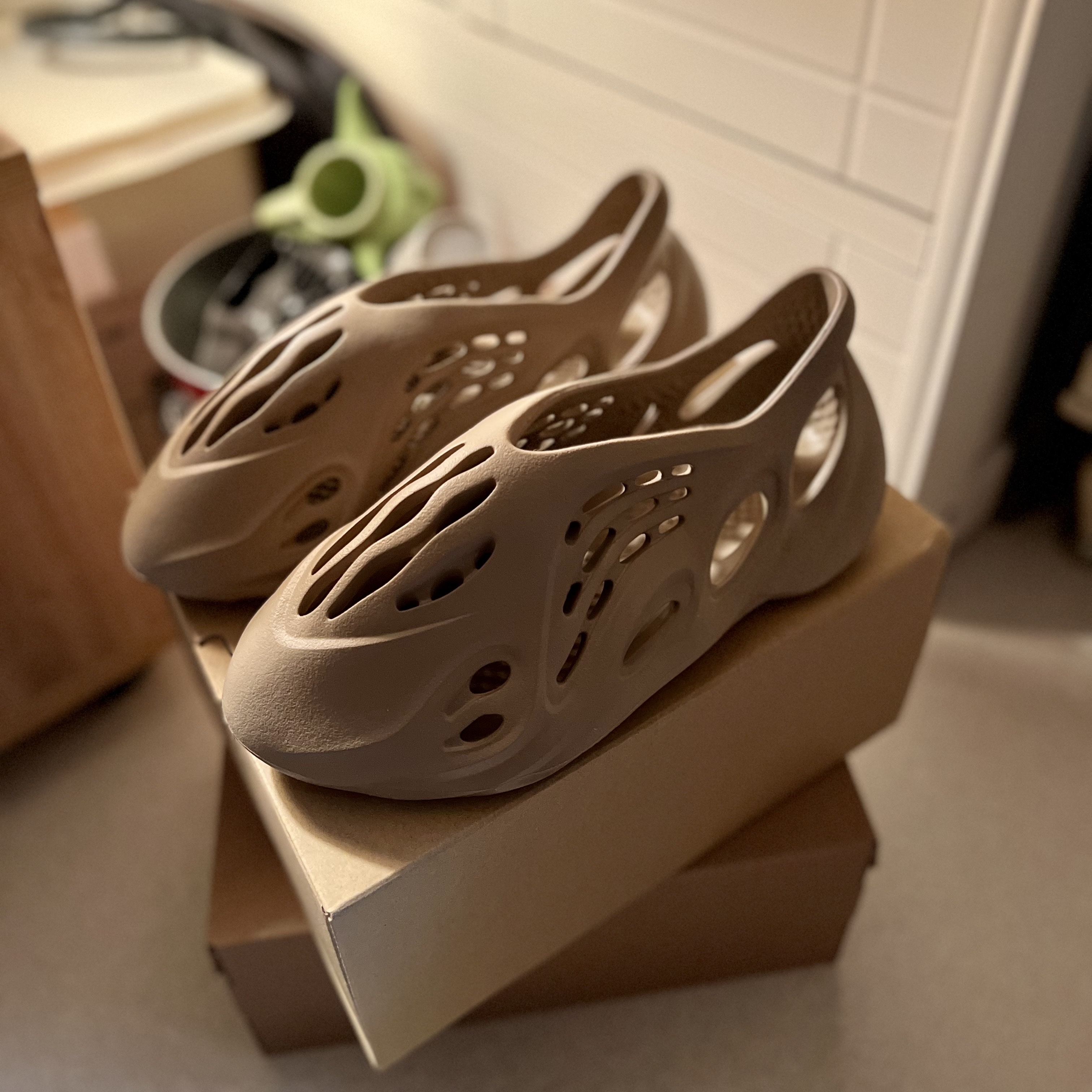 Adidas Yeezy Foam RNNR Mist 착용 스타일 - 2