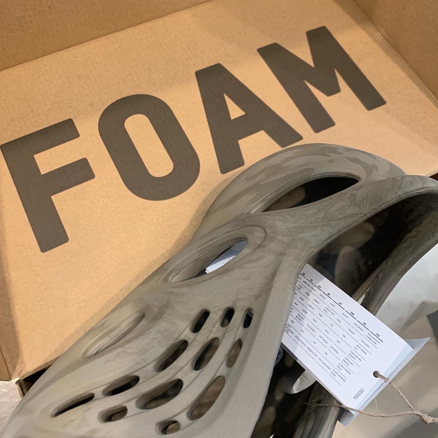 Adidas Yeezy Foam RNNR Stone Sage 착용 스타일 - 1