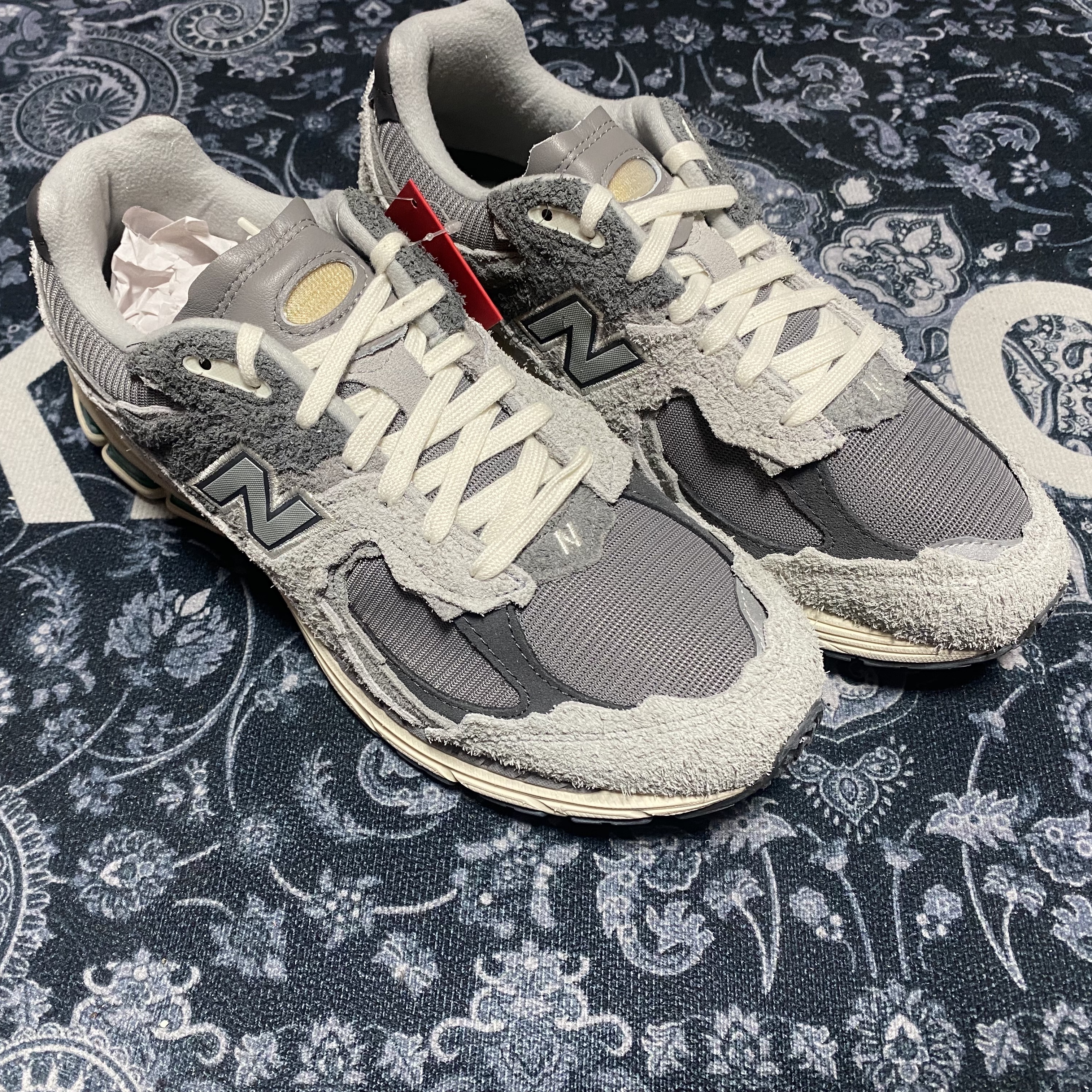 New Balance 2002R Protection Pack Rain Cloud 착용 스타일