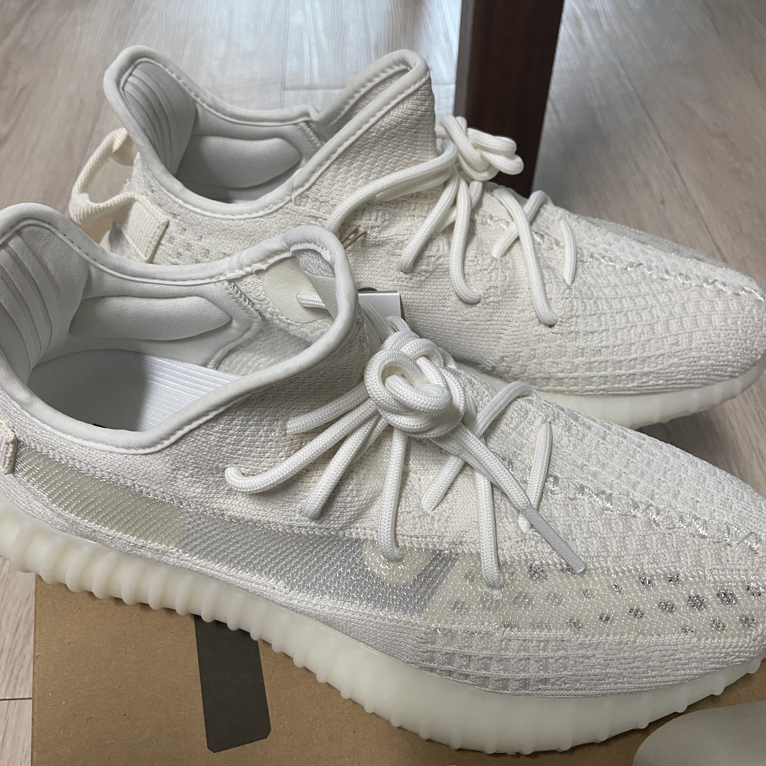 Adidas Yeezy Boost 350 V2 Bone 착용 스타일