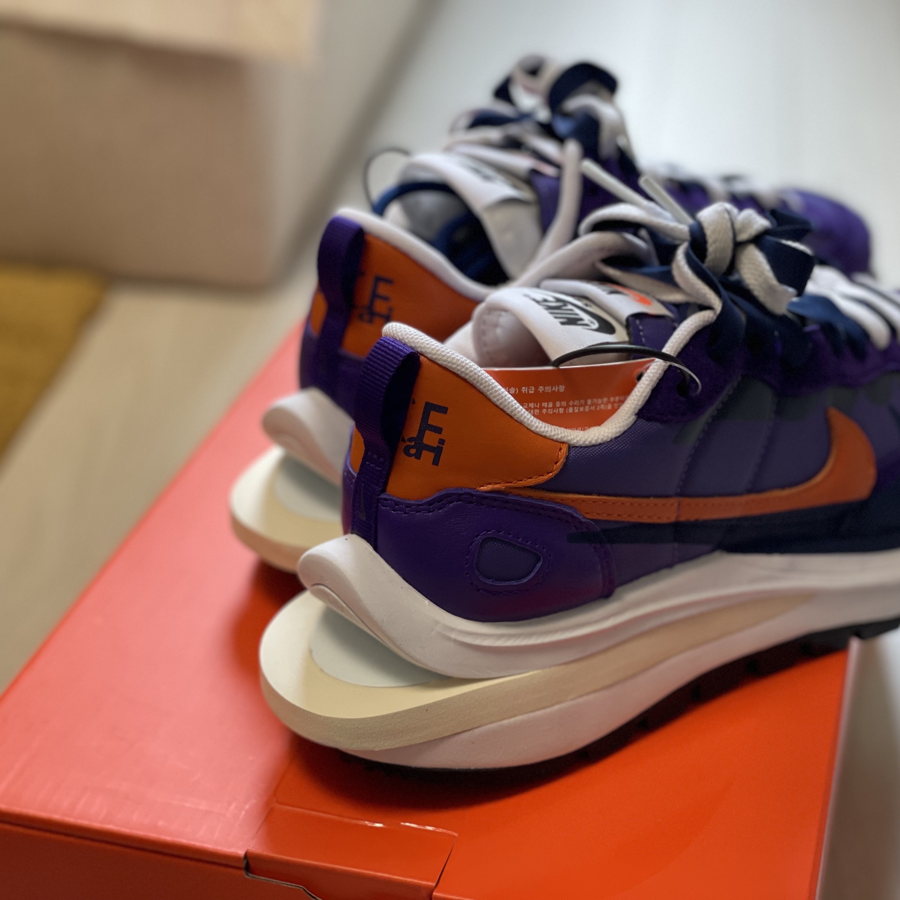 Nike x Sacai VaporWaffle Dark Iris 착용 스타일 - 3