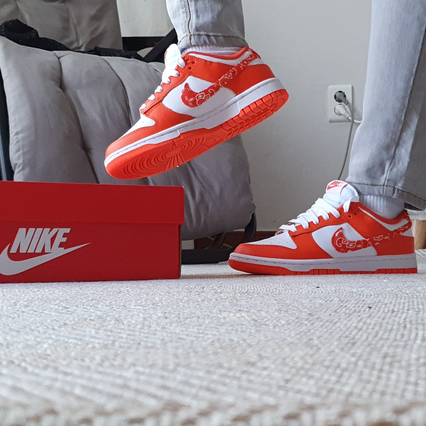 (W) Nike Dunk Low Essential Orange Paisley, (W) Jordan 1 Low OG Starfish 착용 스타일 - 2
