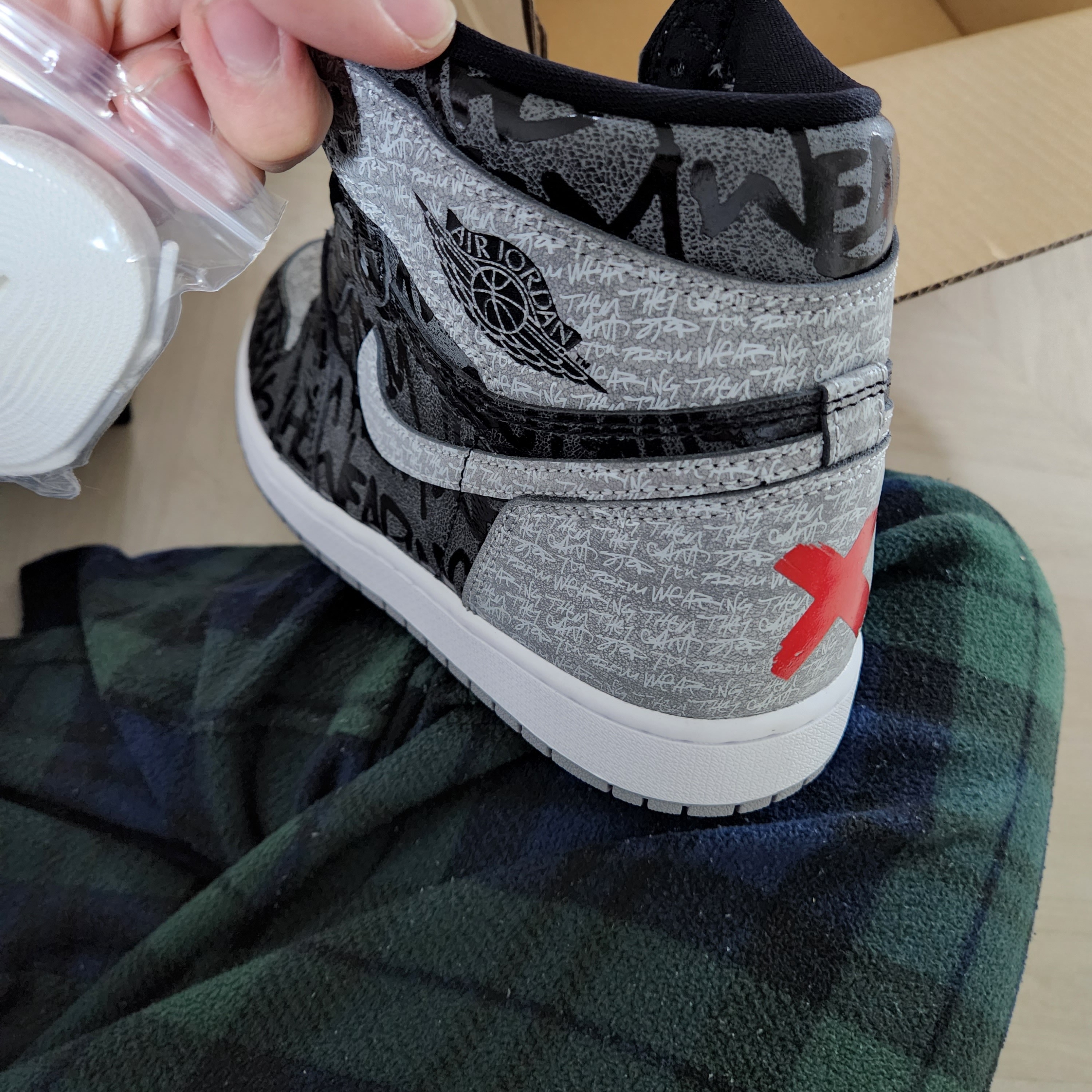 IAB Studio Hoodie Black White, Jordan 1 Retro High OG Rebellionaire 착용 스타일 - 3