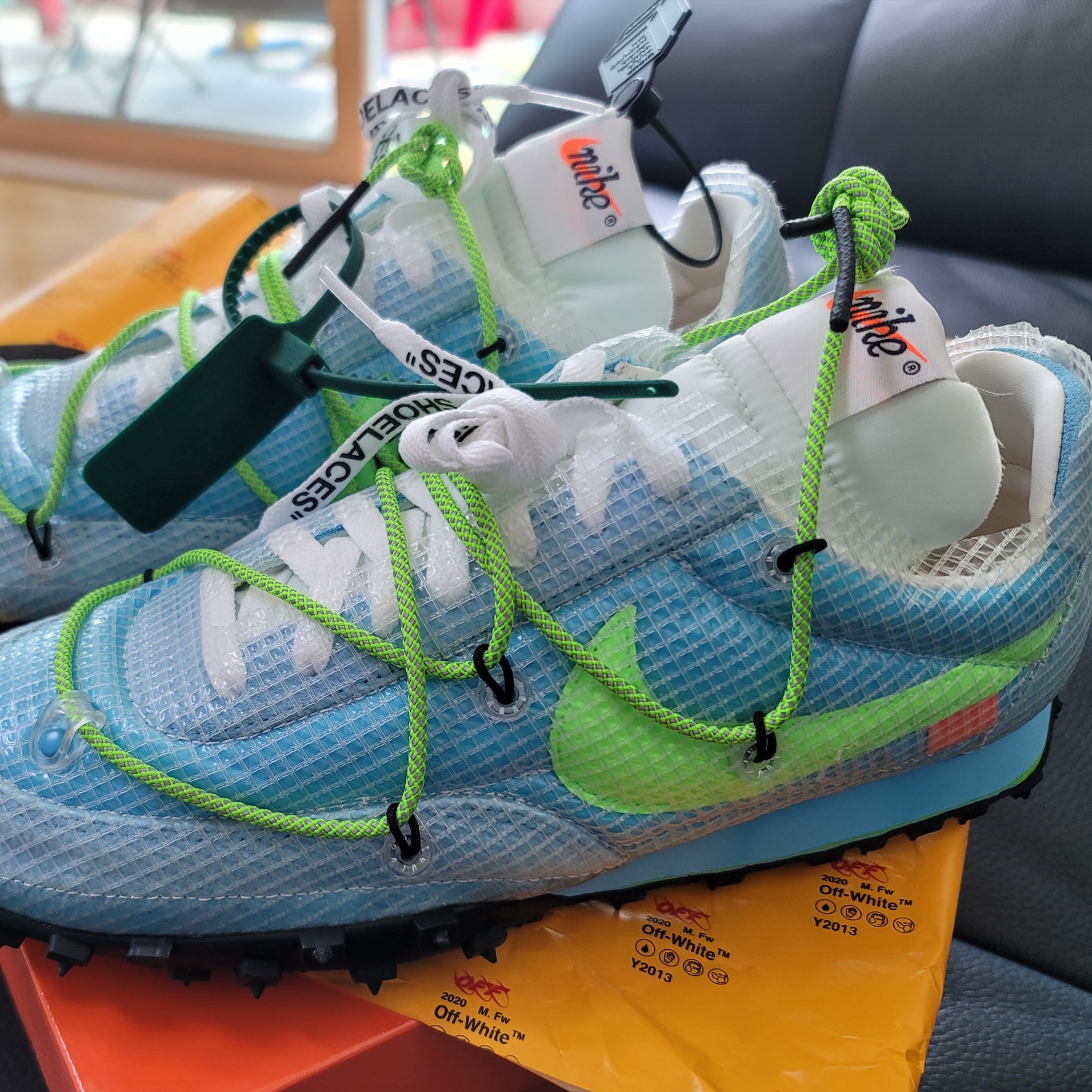 (W) Nike x Off-White Waffle Racer Vivid Sky 착용 스타일 - 2
