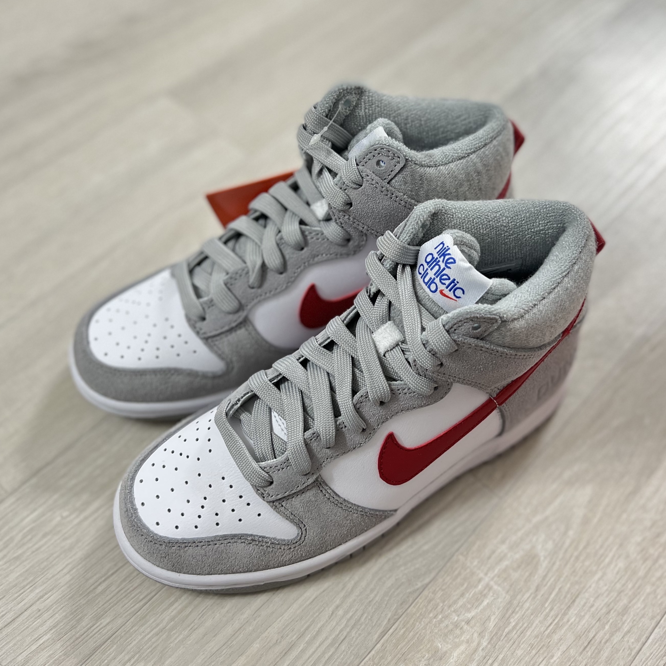 (GS) Nike Dunk High SE Athletic Club Grey Red 착용 스타일 - 1