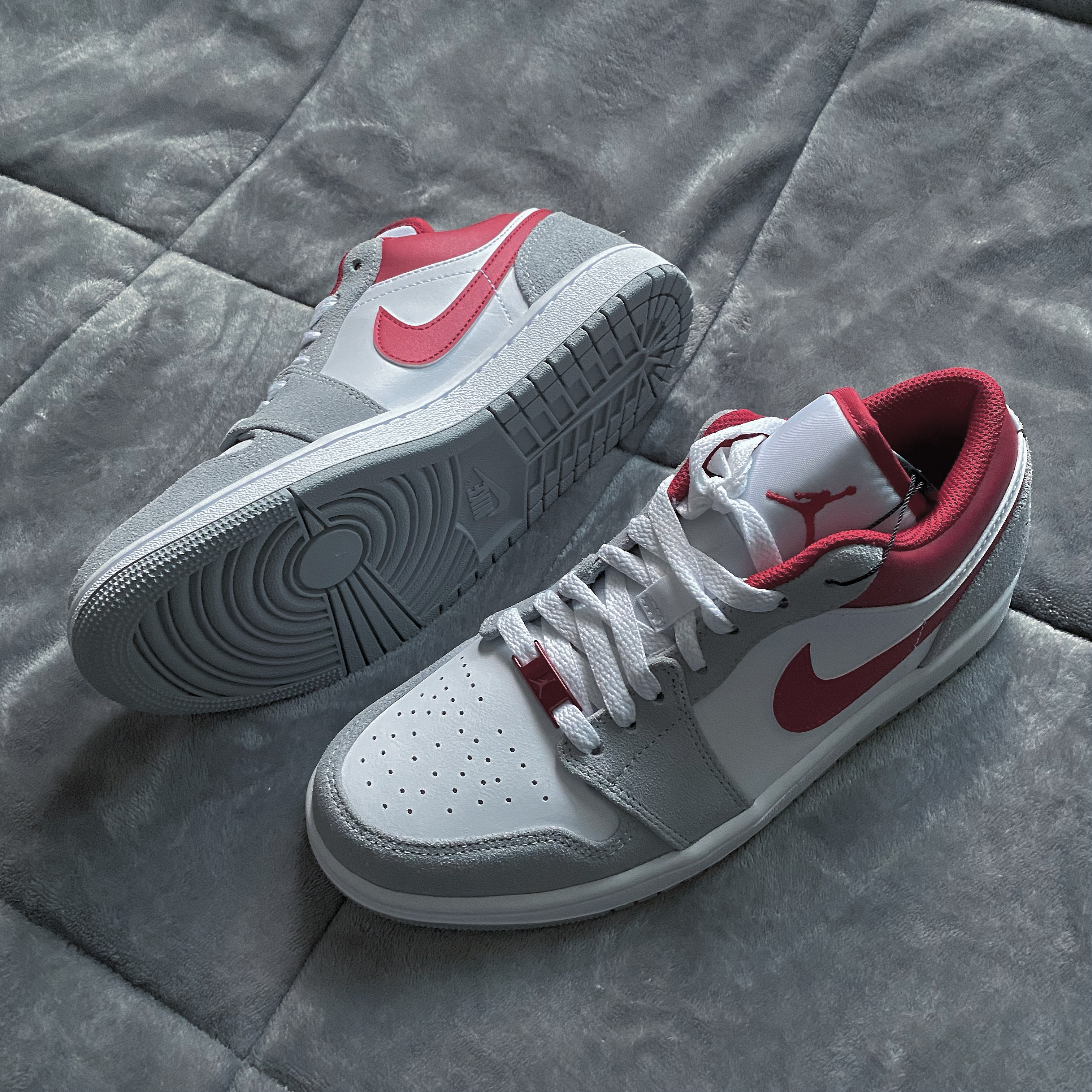 Jordan 1 Low SE Light Smoke Grey Gym Red 착용 스타일