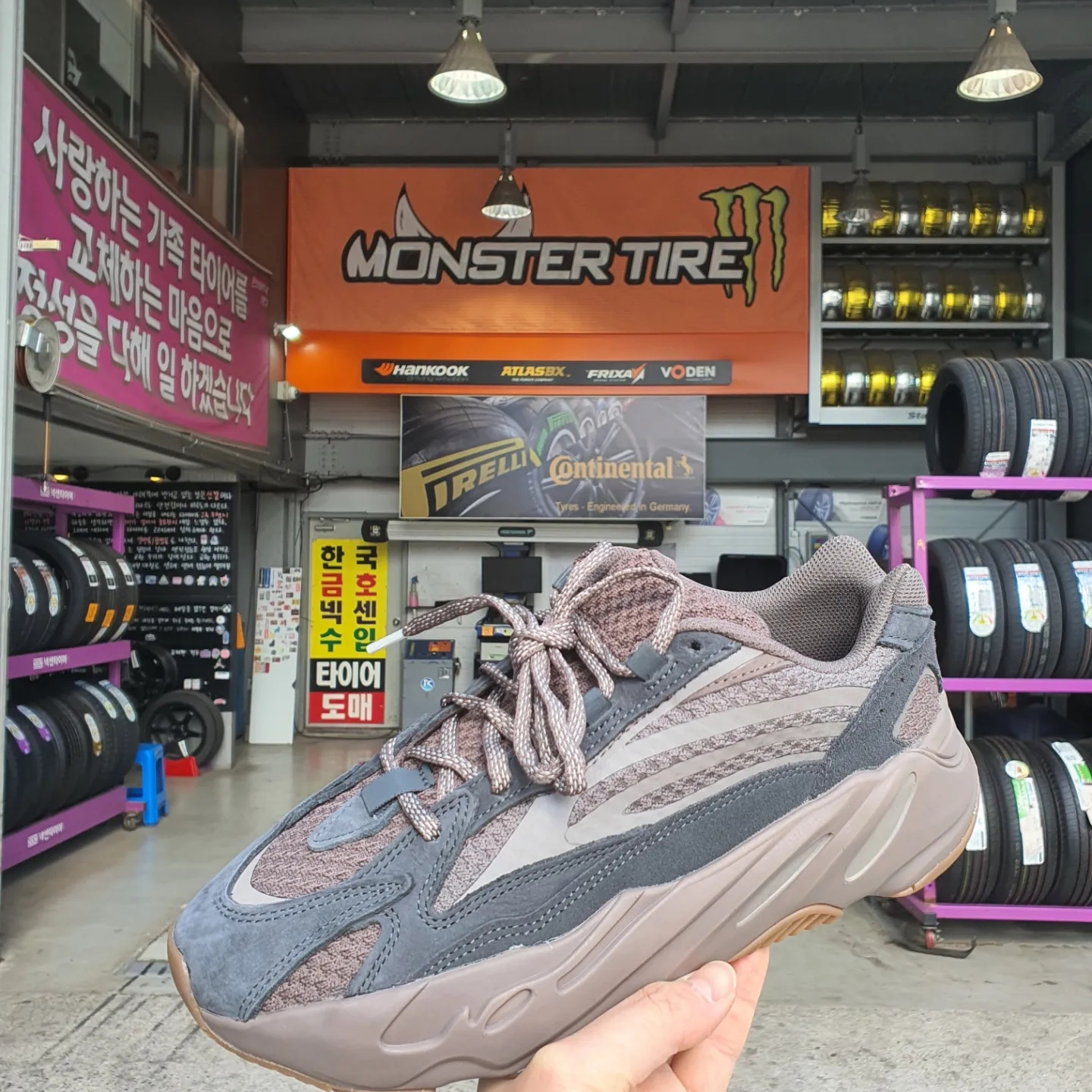 Adidas Yeezy Boost 700 V2 Mauve 착용 스타일 - 2