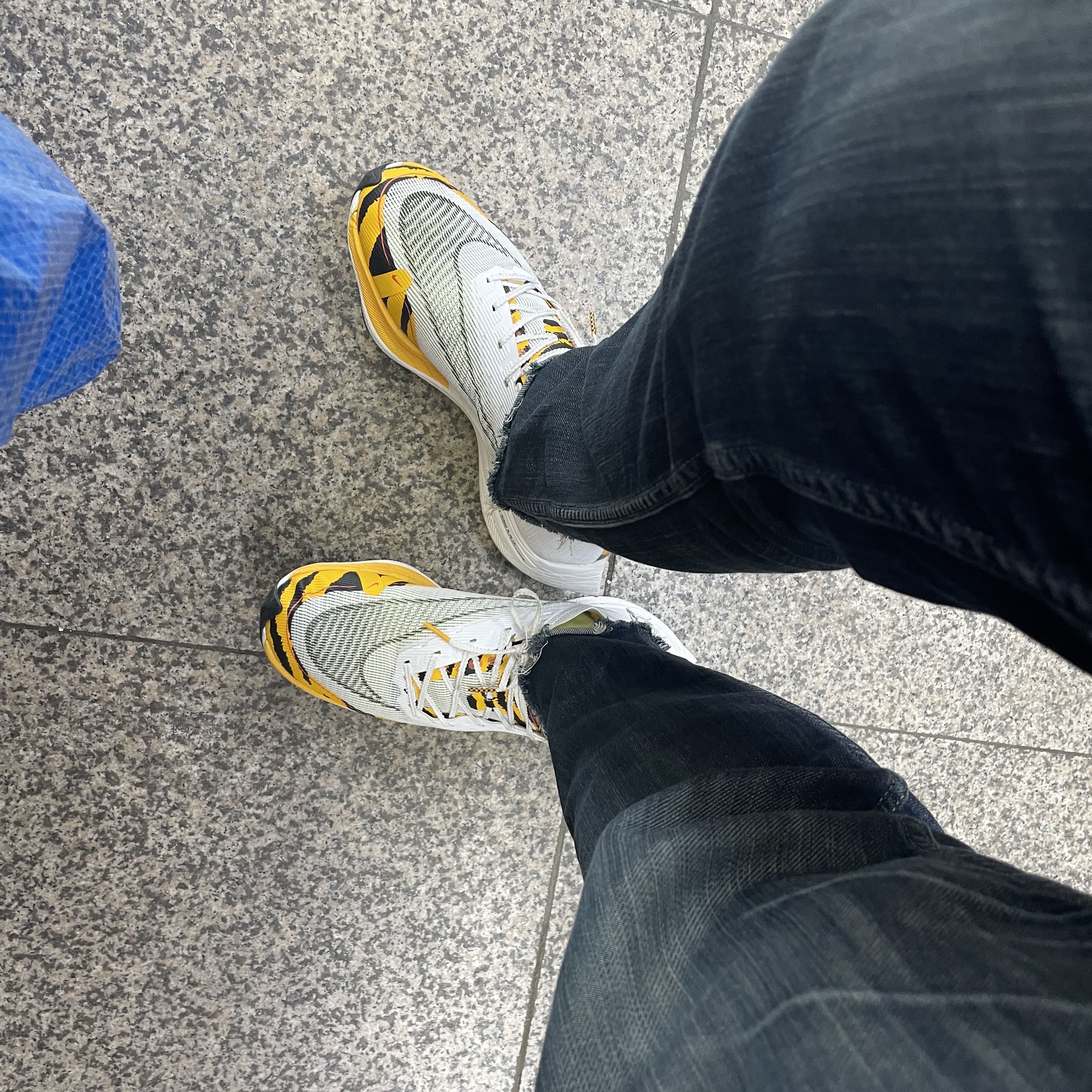 Nike ZoomX Vaporfly Next% 2 BRS White University Gold 착용 스타일