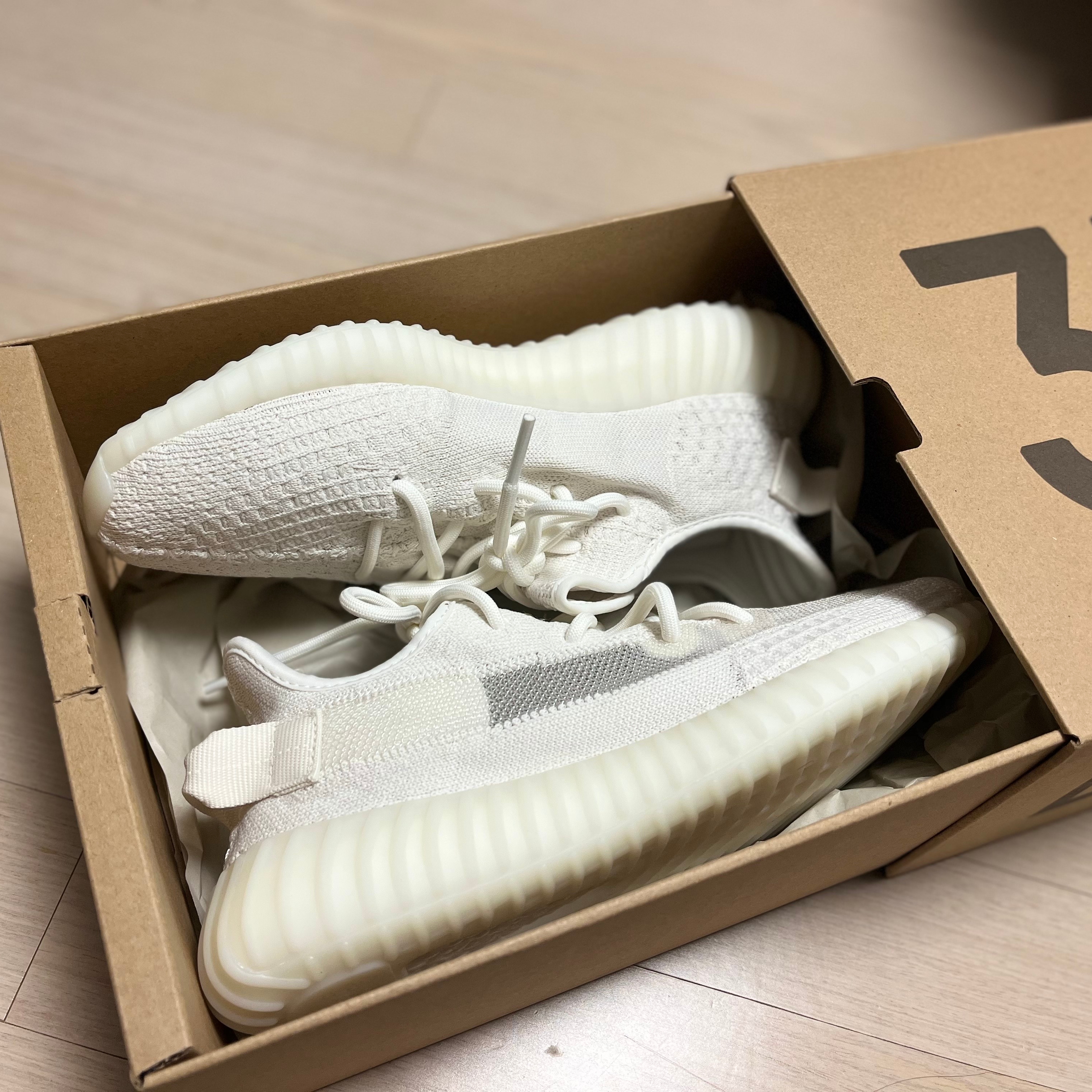 Adidas Yeezy Boost 350 V2 Bone 착용 스타일 - 1