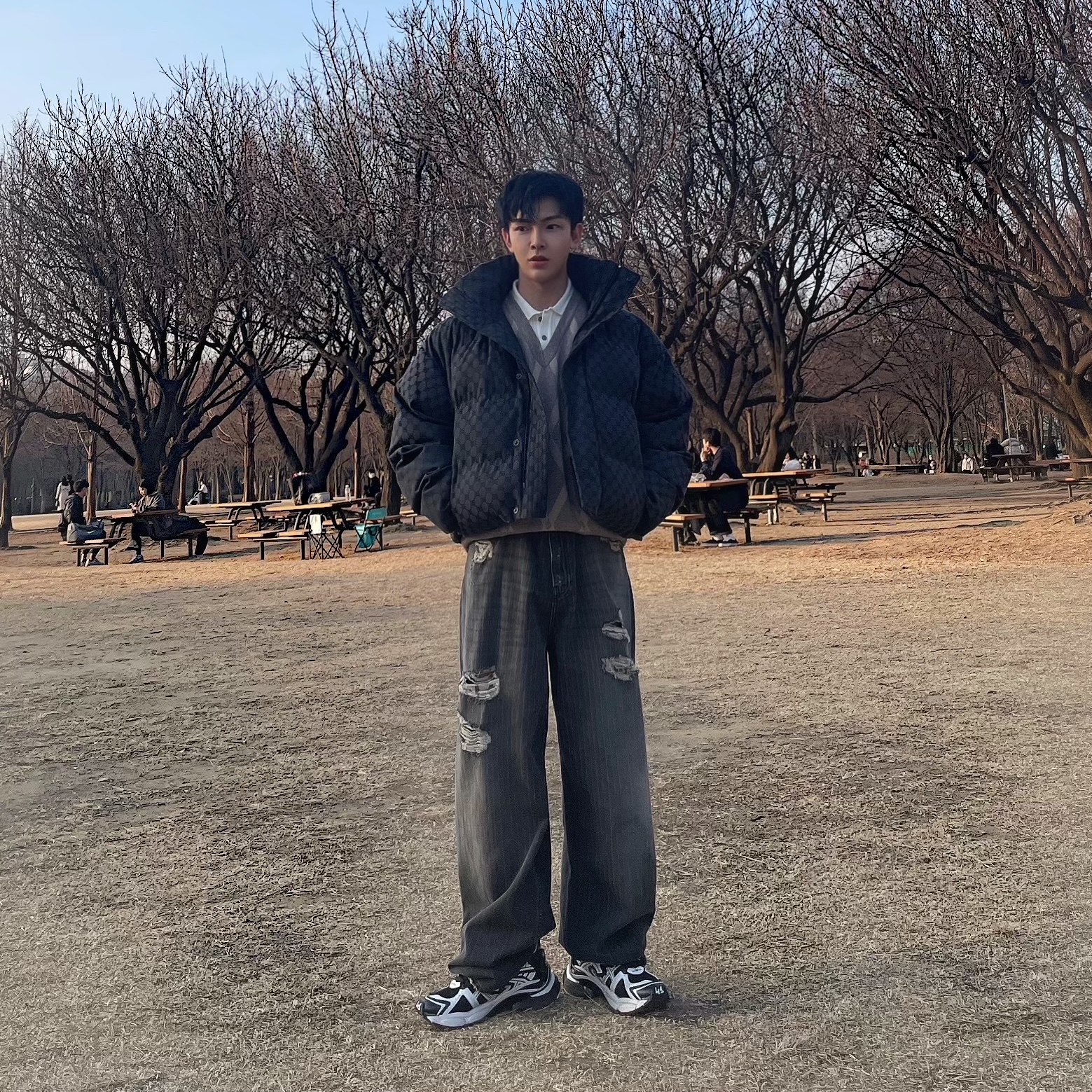 Balenciaga Runner Sneakers Black White, Balenciaga x Gucci The Hacker Project BB Puffer Jacket Black 착용 스타일
