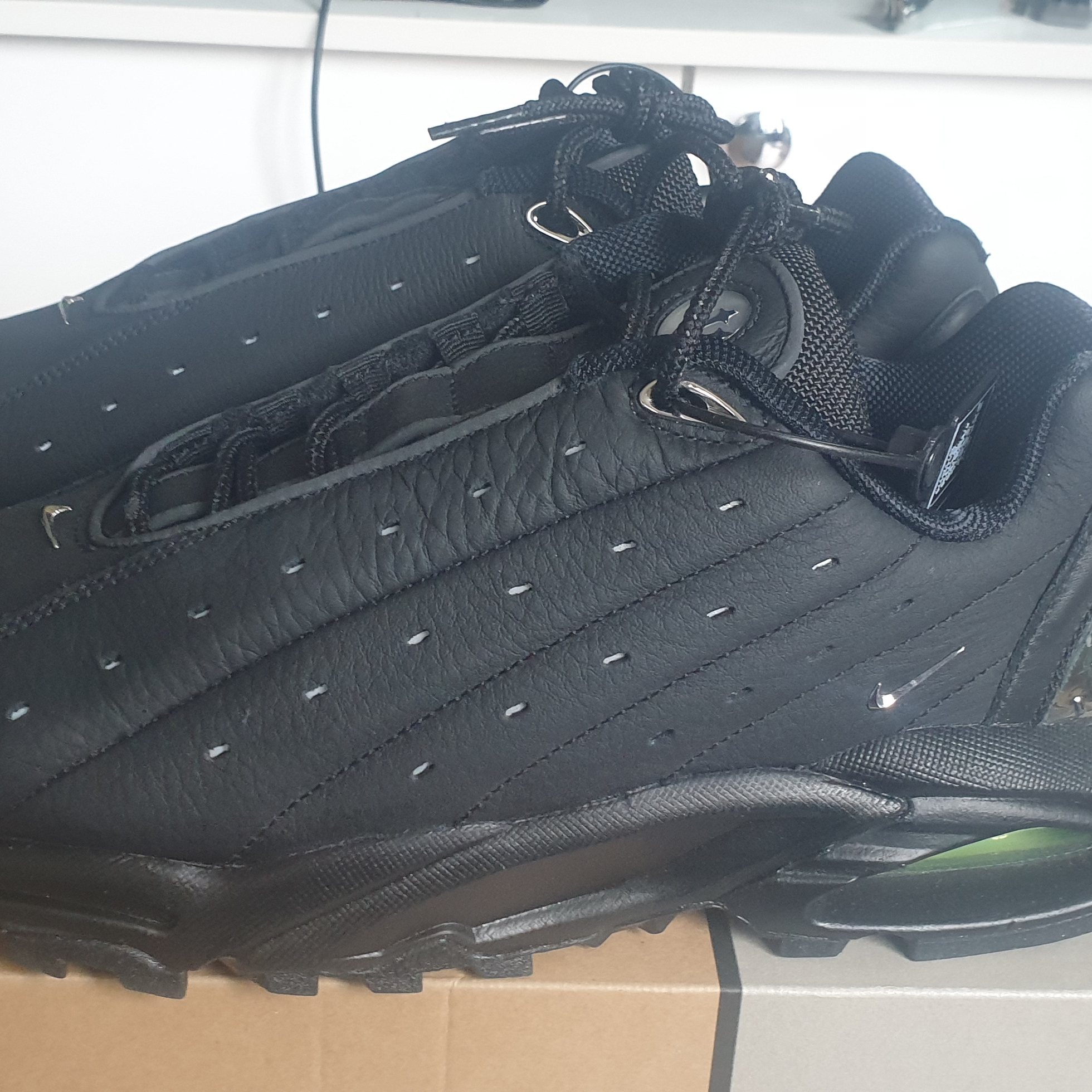Nike x Drake Nocta Hot Step Air Terra Triple Black 착용 스타일 - 1
