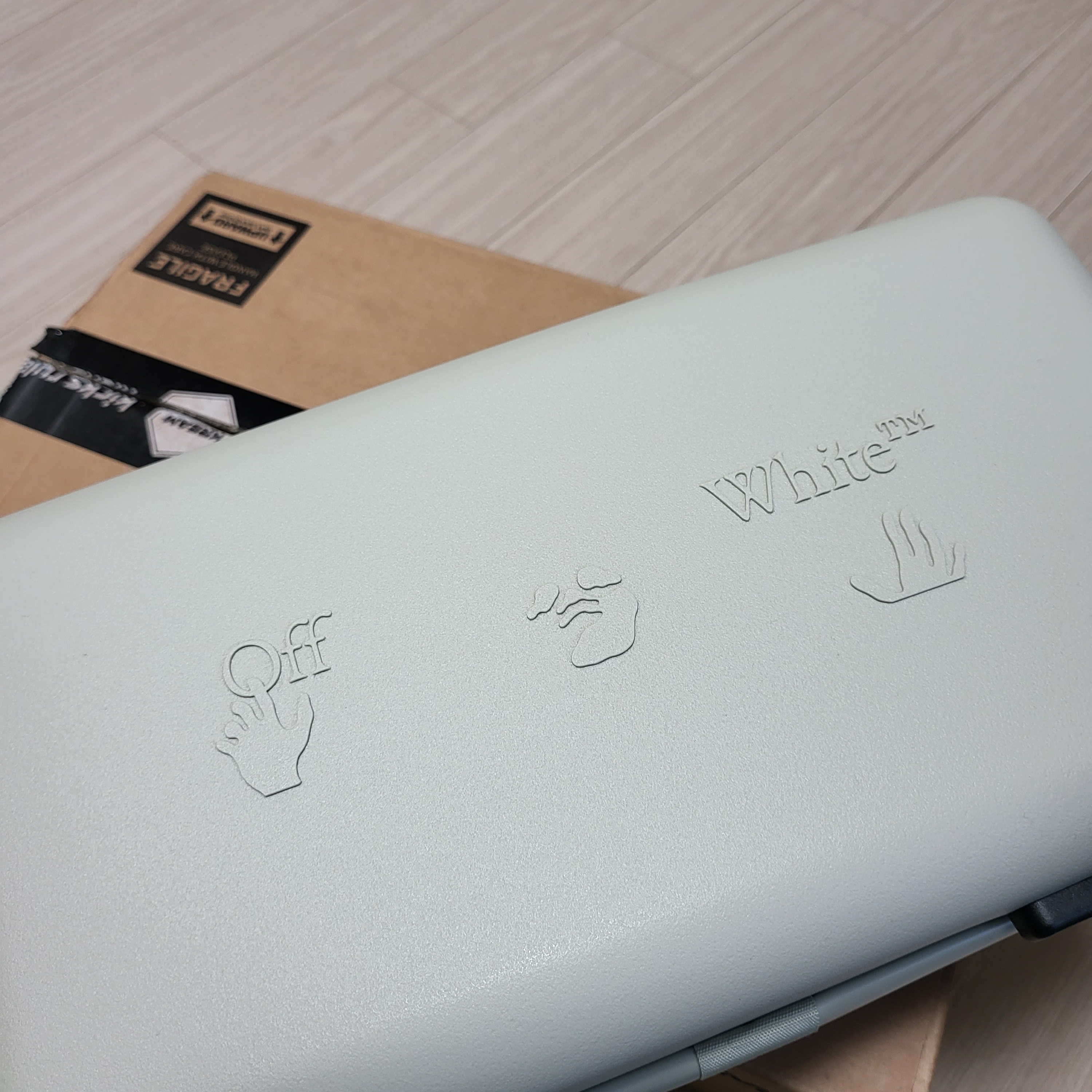 Off-White x Amore Pacific Protection Box (Without Cosmetics) 착용 스타일 - 2