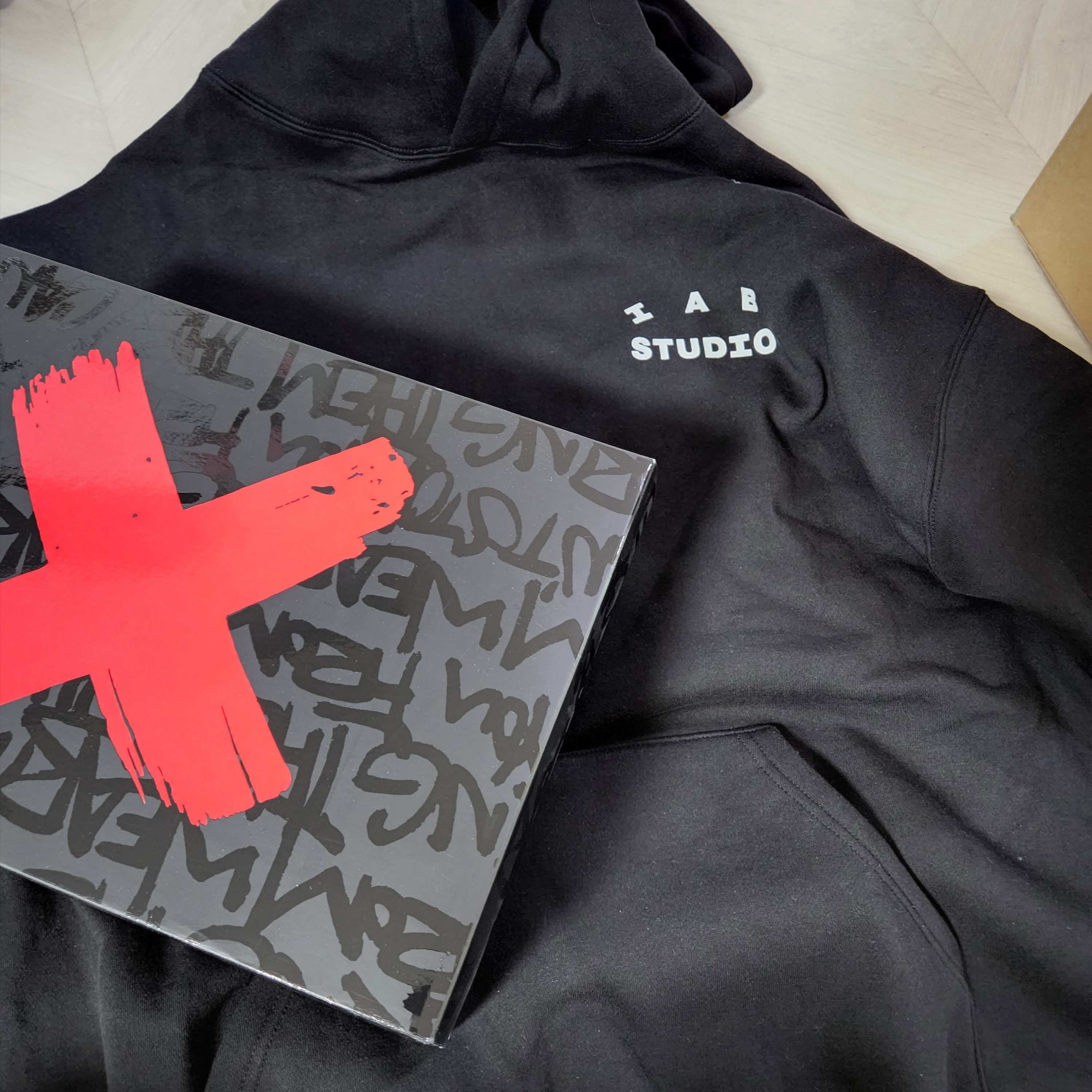 IAB Studio Hoodie Black White, Jordan 1 Retro High OG Rebellionaire 착용 스타일 - 1