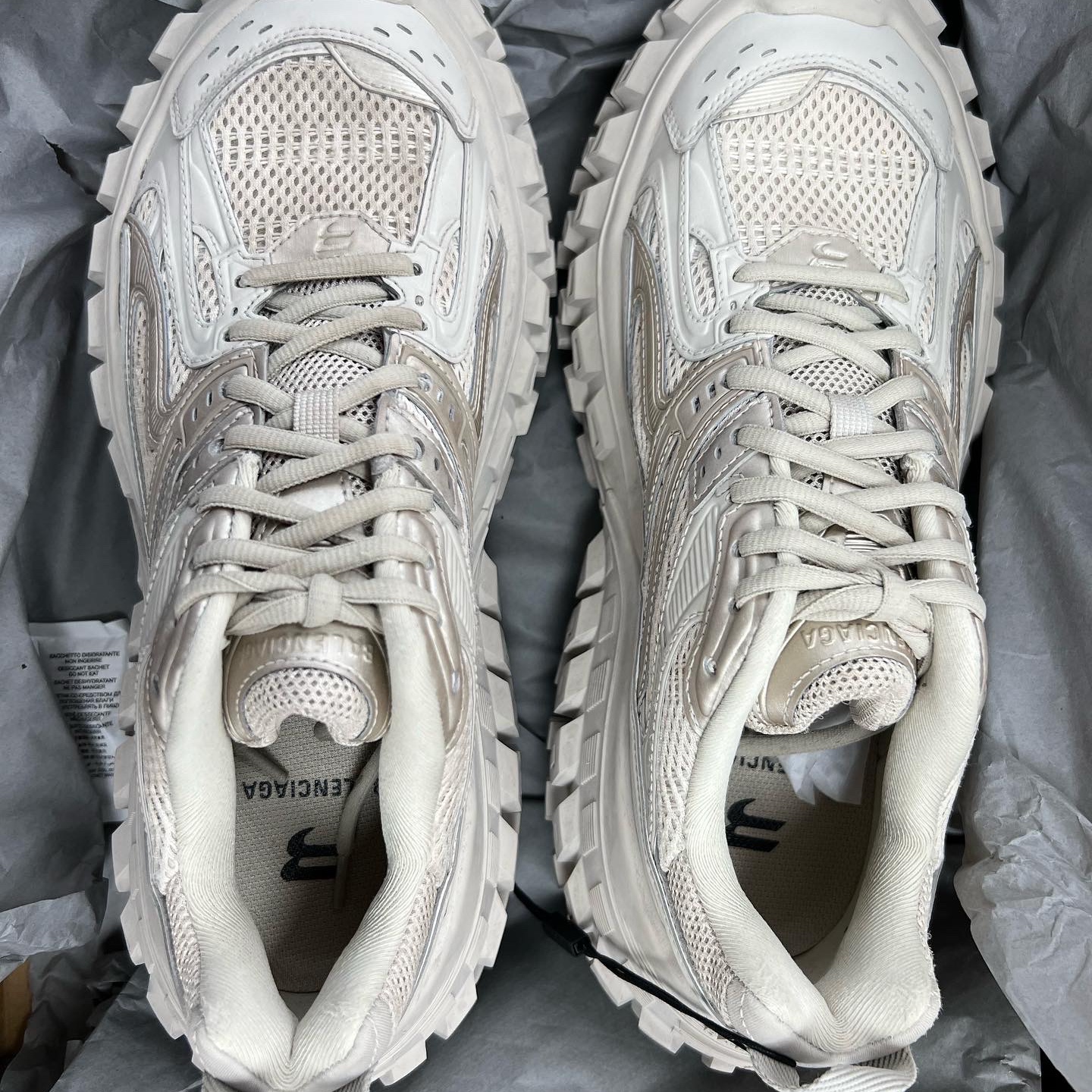 Balenciaga Defender Sneakers Beige 착용 스타일 - 1