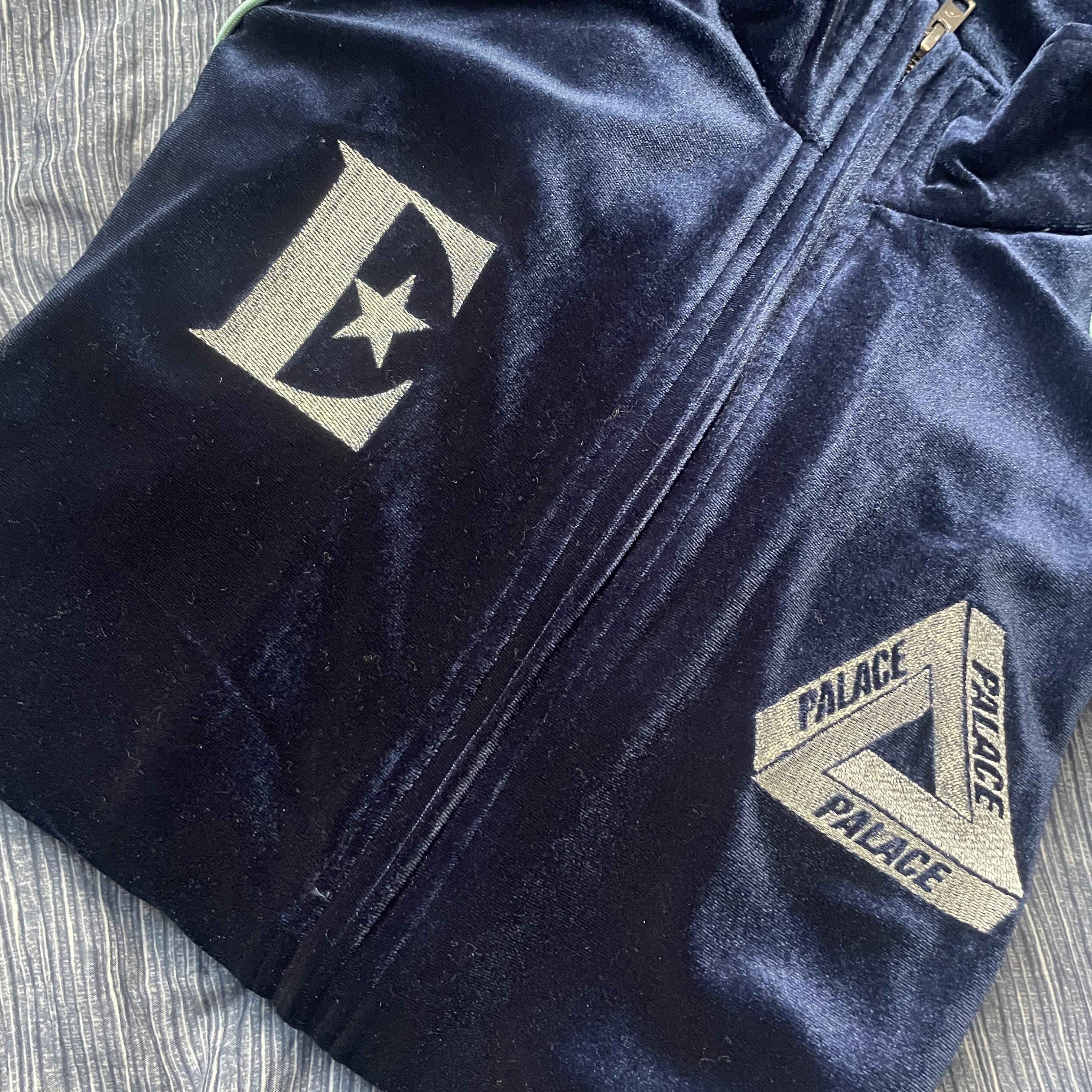 Palace x Elton John Velour Track Top Navy - 22SS, Palace x Elton John Velour Track Pants Navy - 22SS 착용 스타일 - 1