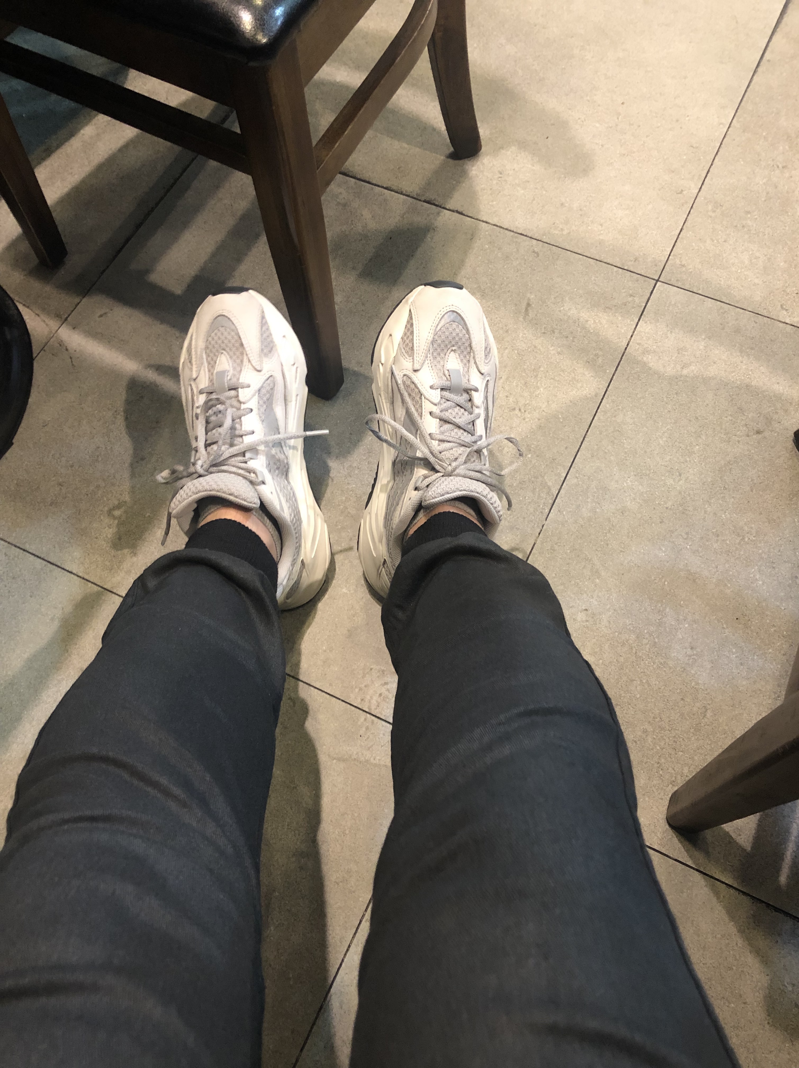 Adidas Yeezy Boost 700 V2 Static 2018 착용 스타일 - 1