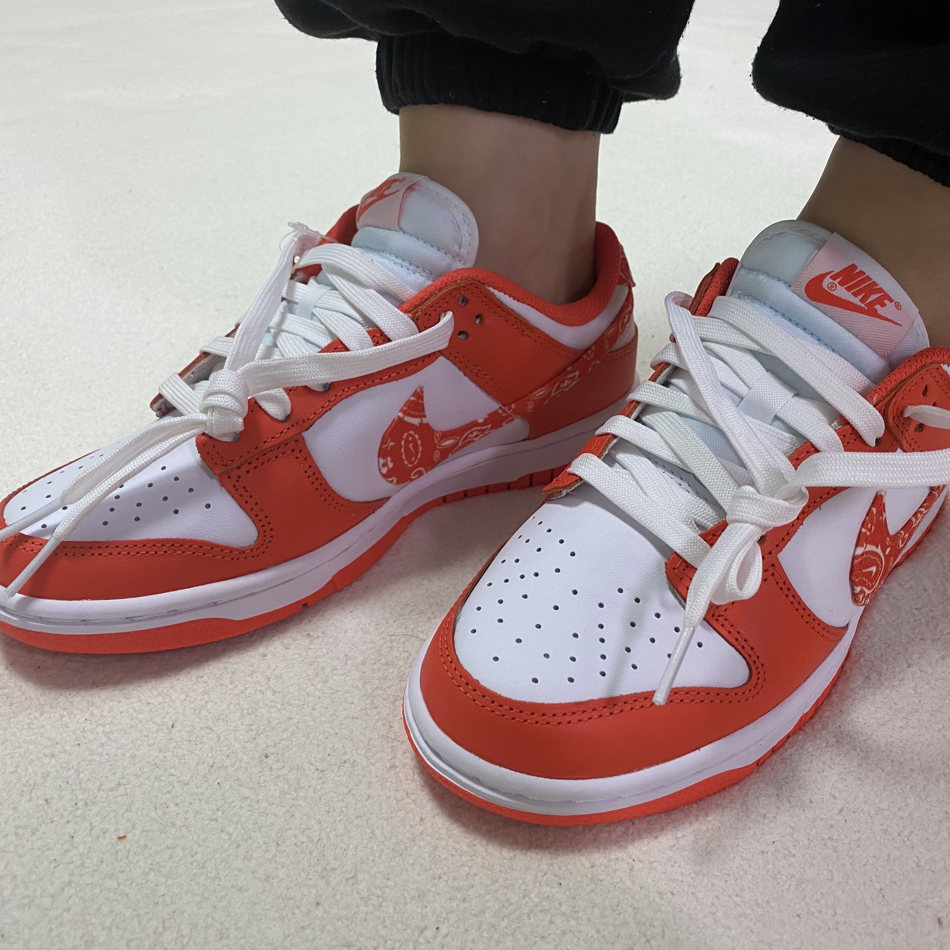 (W) Nike Dunk Low Essential Orange Paisley 착용 스타일 - 2