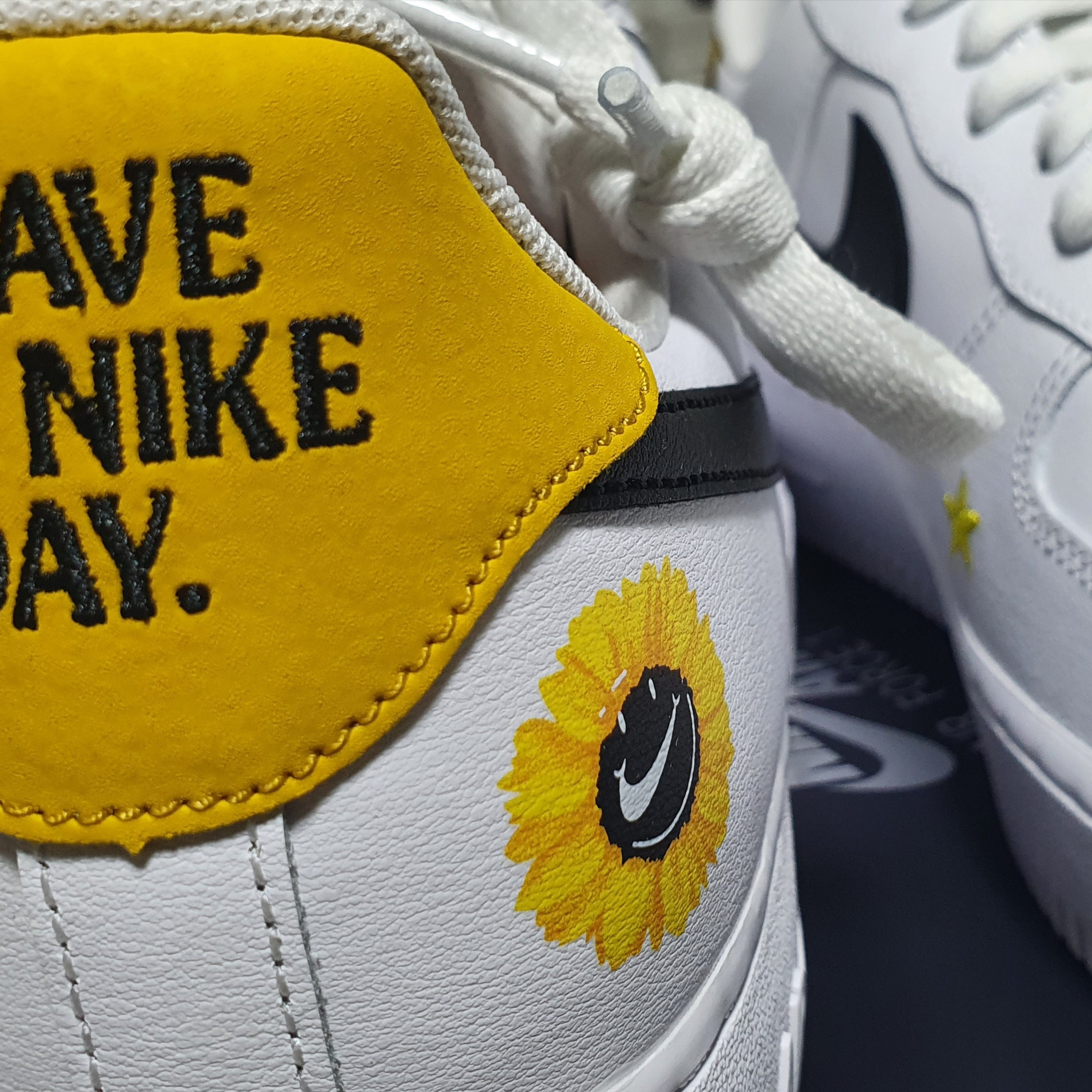 Nike Air Force 1 '07 LV8 2 Have a Nike Day 착용 스타일 - 1
