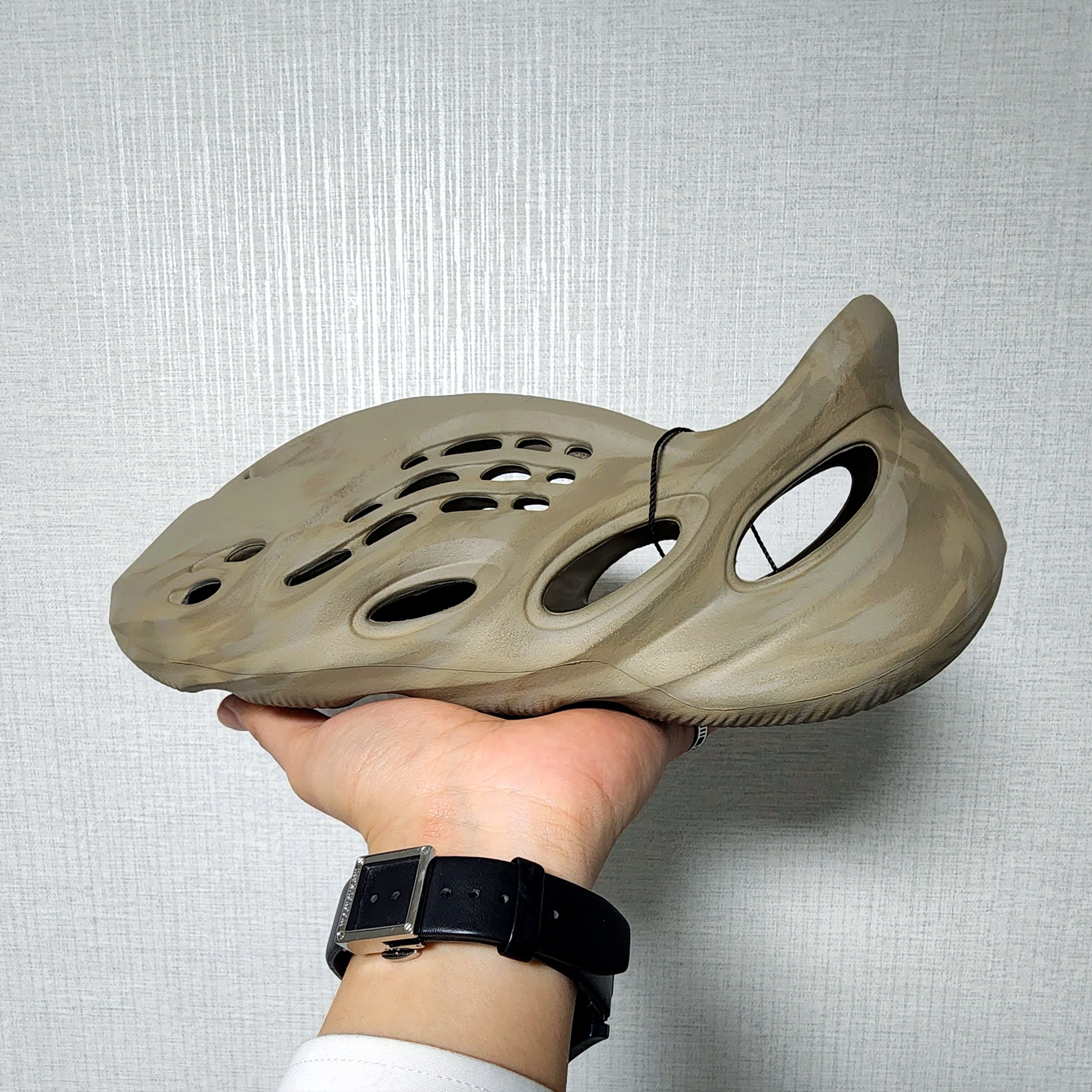 Adidas Yeezy Foam RNNR Stone Sage 착용 스타일