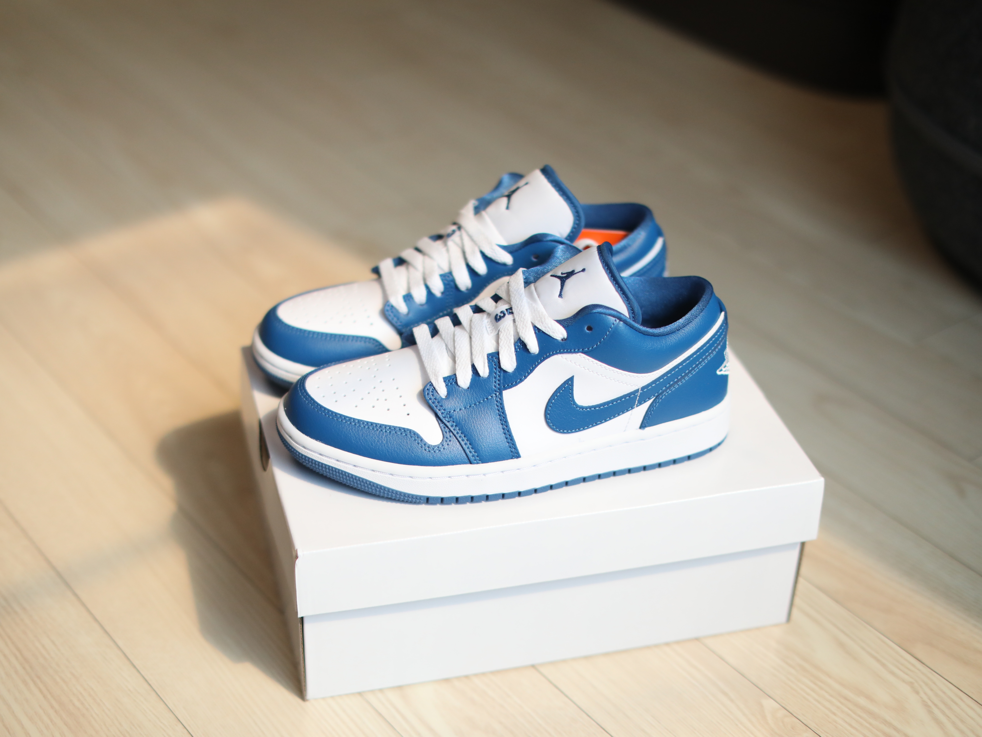 (W) Jordan 1 Low White Dark Marina Blue 착용 스타일 - 2