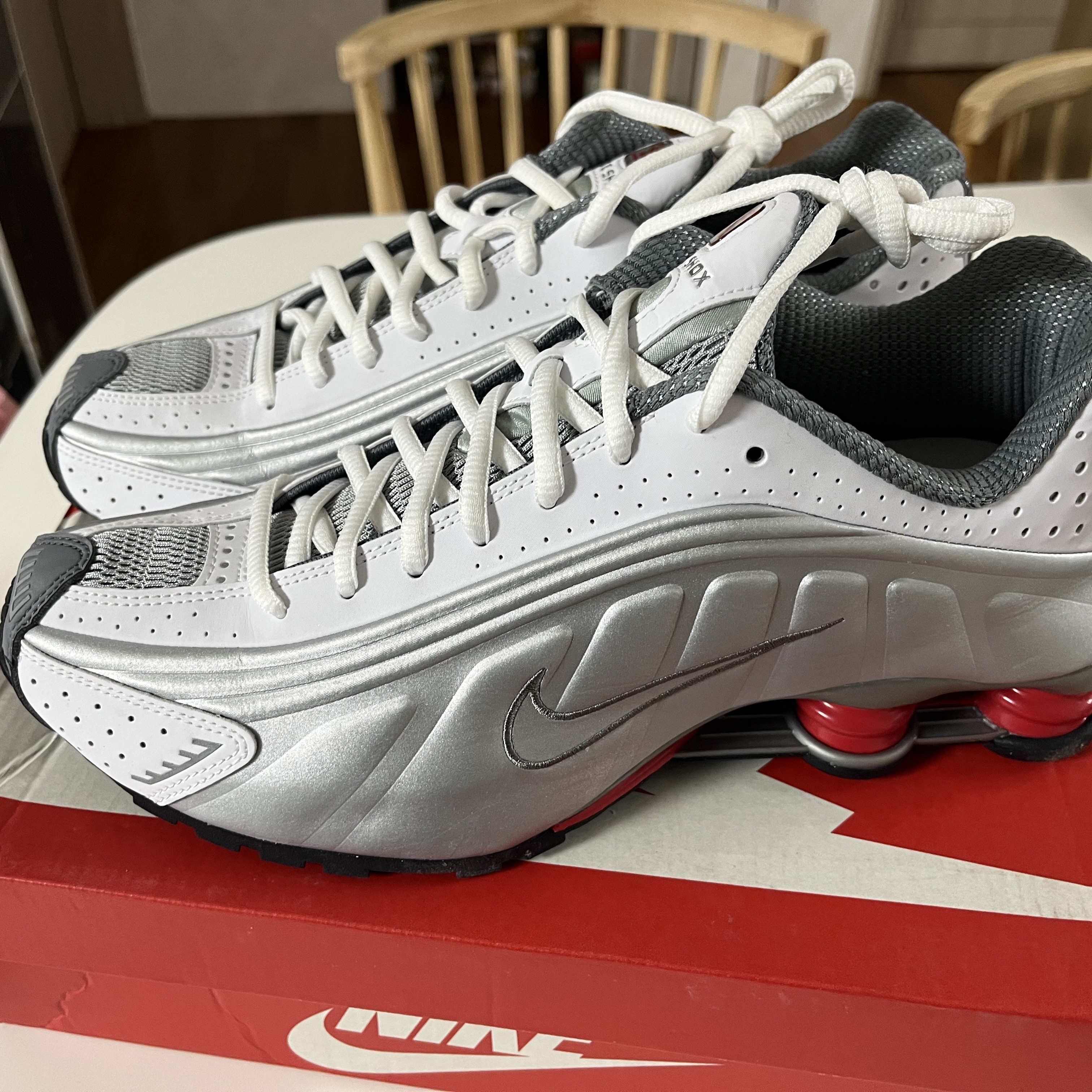Nike Shox R4 Metallic Silver Comet Red 착용 스타일 - 3