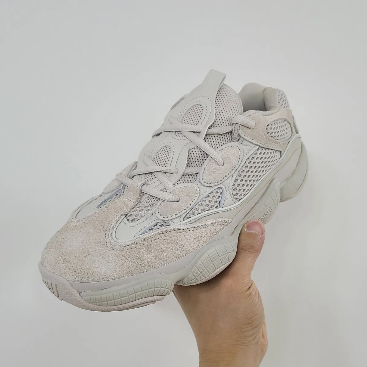 Adidas Yeezy 500 Blush 2022 착용 스타일 - 1