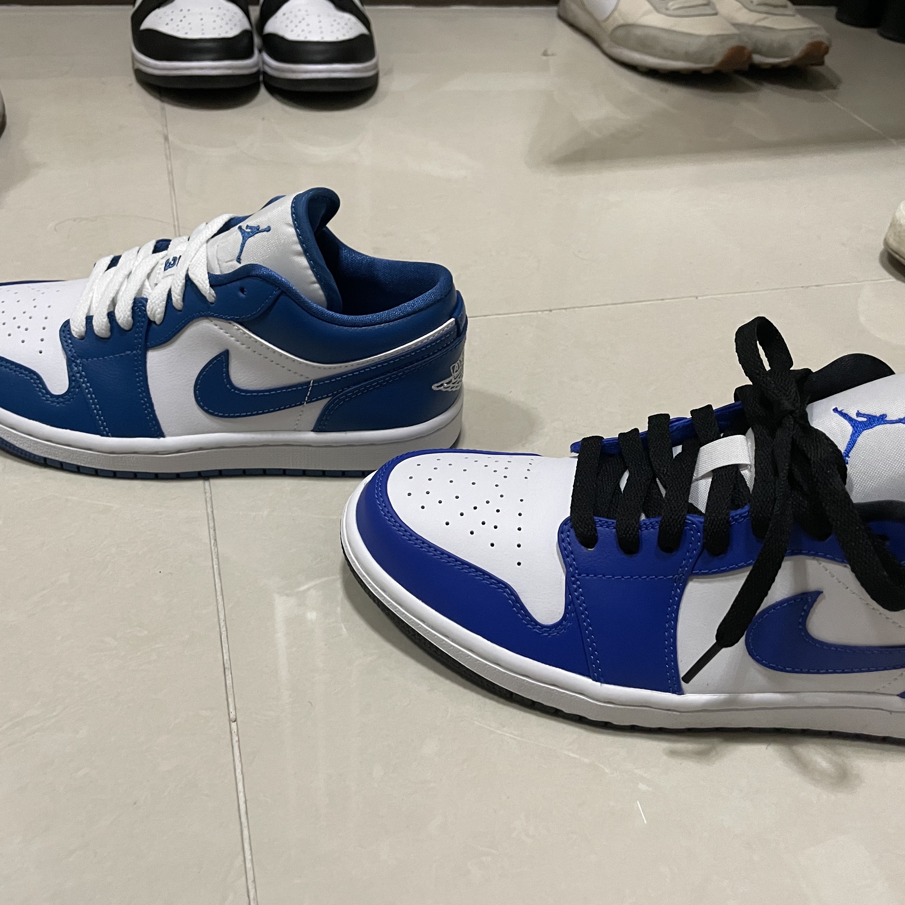 Jordan 1 Low Hyper Royal, (W) Jordan 1 Low White Dark Marina Blue 착용 스타일 - 1