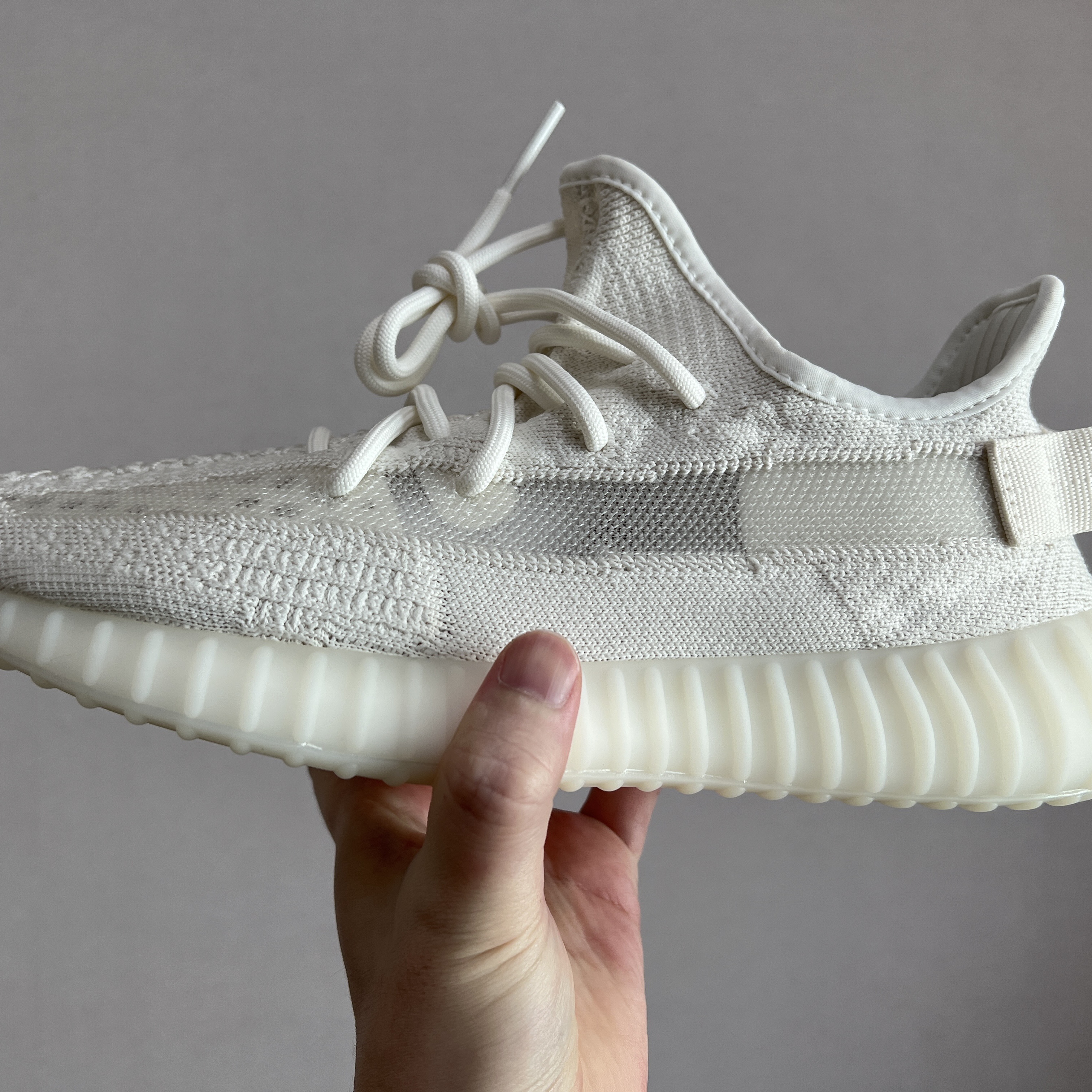 Adidas Yeezy Boost 350 V2 Bone 착용 스타일 - 1