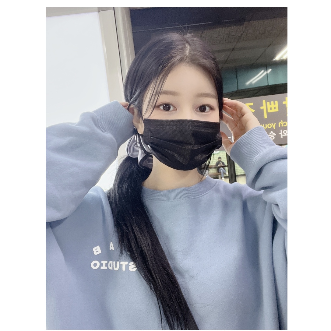 IAB Studio Crewneck Sky Blue 착용 스타일