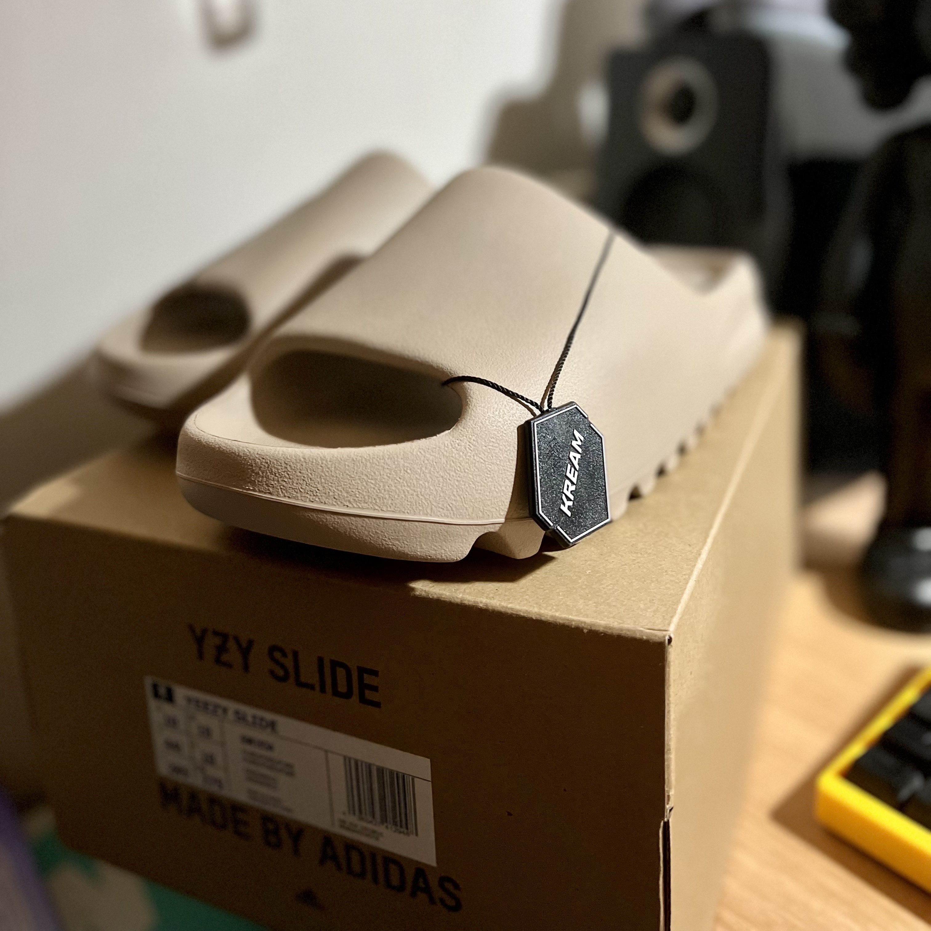 Adidas Yeezy Slide Pure - Re-Release Ver. 착용 스타일 - 3