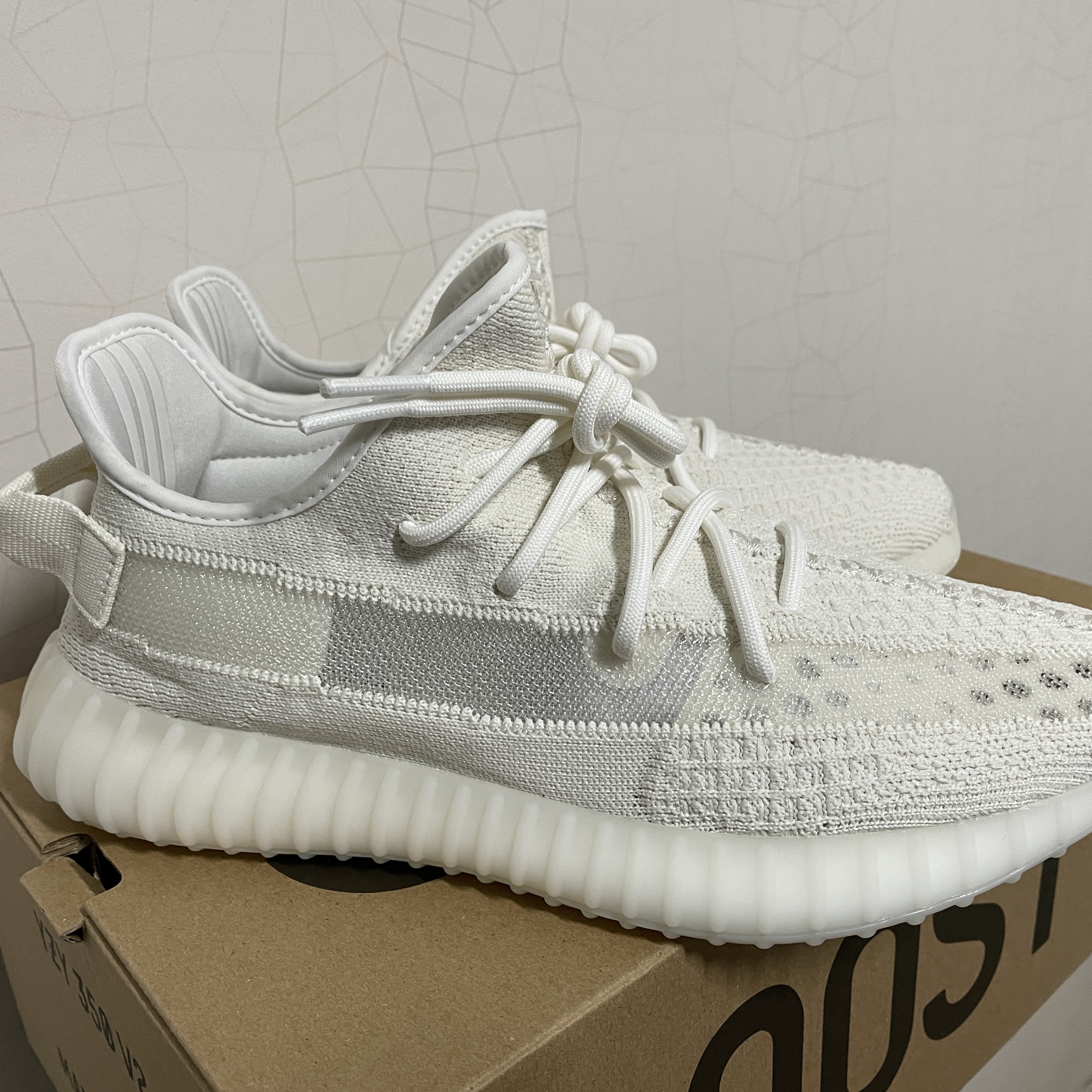 Adidas Yeezy Boost 350 V2 Bone 착용 스타일 - 1