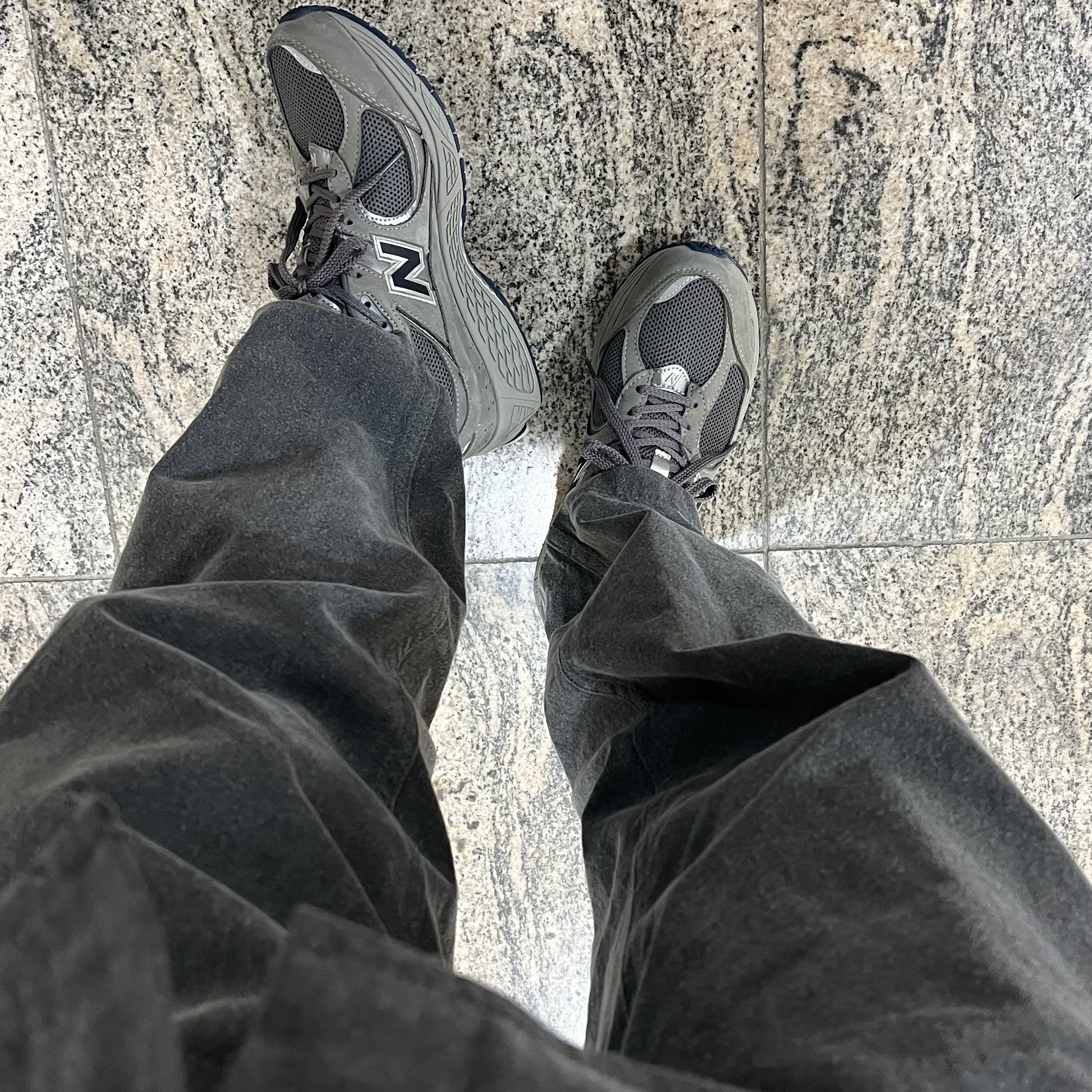 New Balance 2002R Gray 착용 스타일 - 4