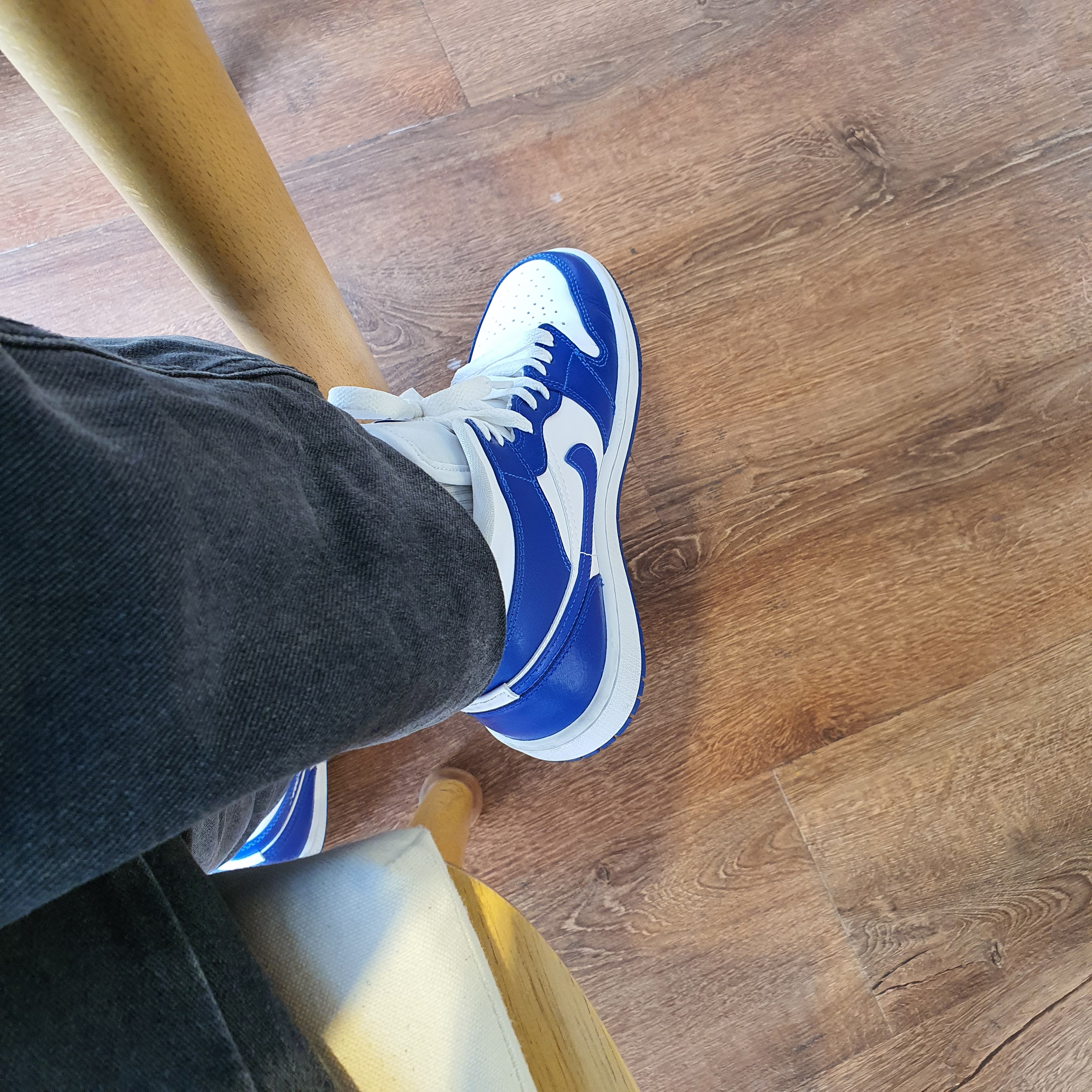 (W) Jordan 1 Mid White Hyper Royal 착용 스타일