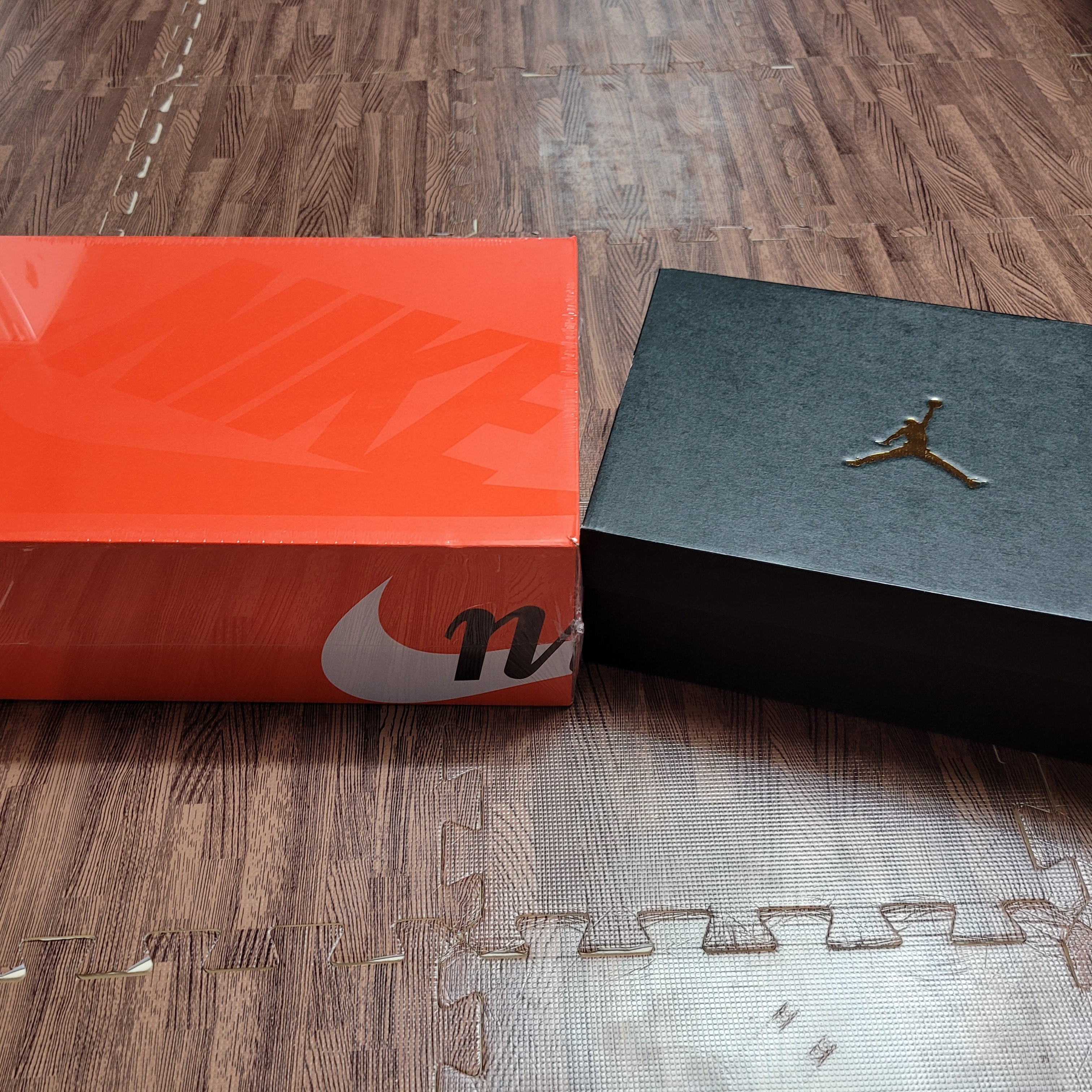 Jordan 1 Mid Bred Banned 2020, Nike x Sacai VaporWaffle Royal Fuchsia 착용 스타일 - 3