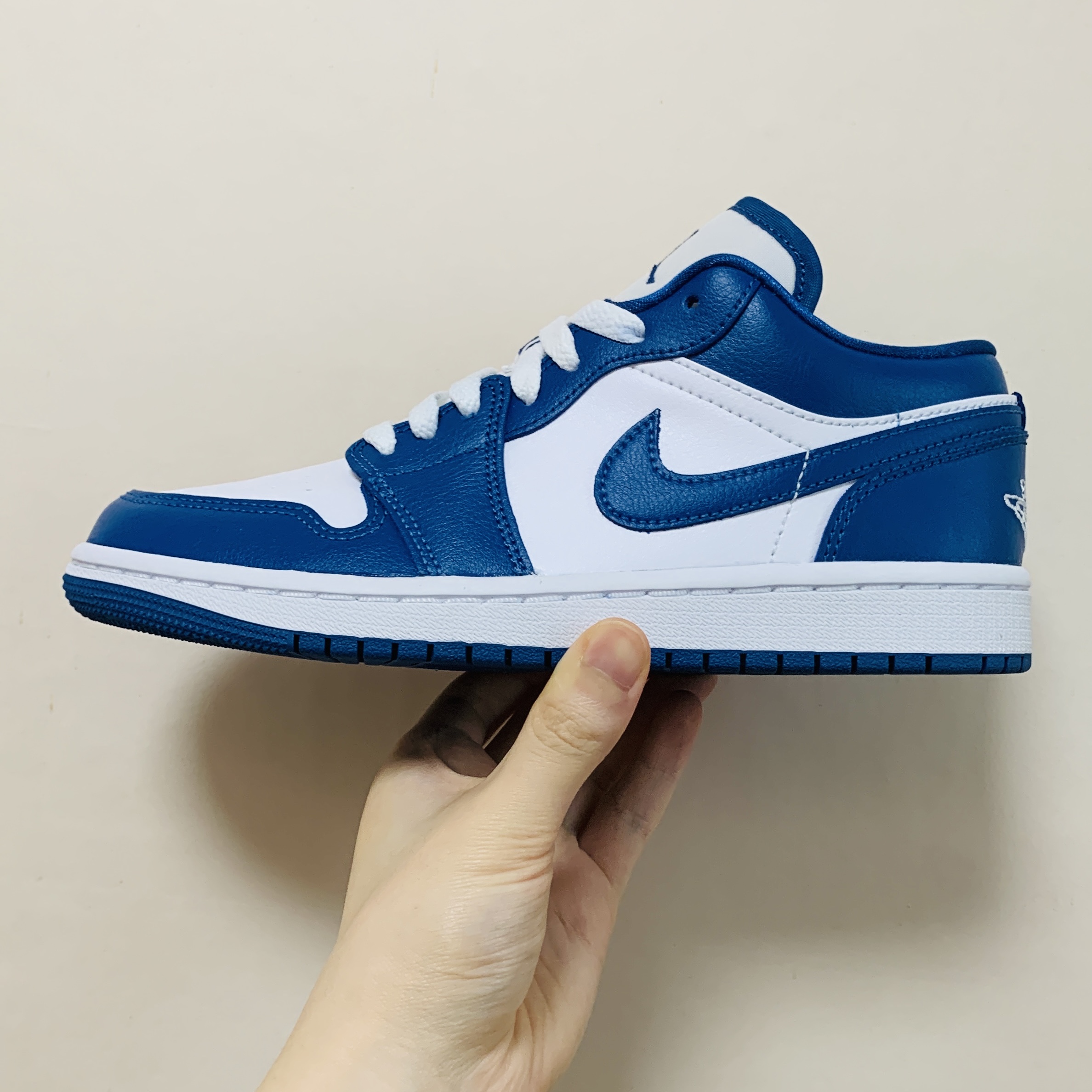 (W) Jordan 1 Low White Dark Marina Blue 착용 스타일 - 2