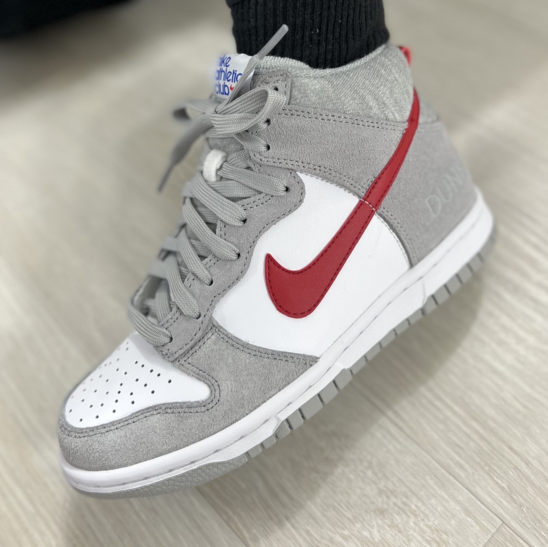(GS) Nike Dunk High SE Athletic Club Grey Red 착용 스타일 - 2