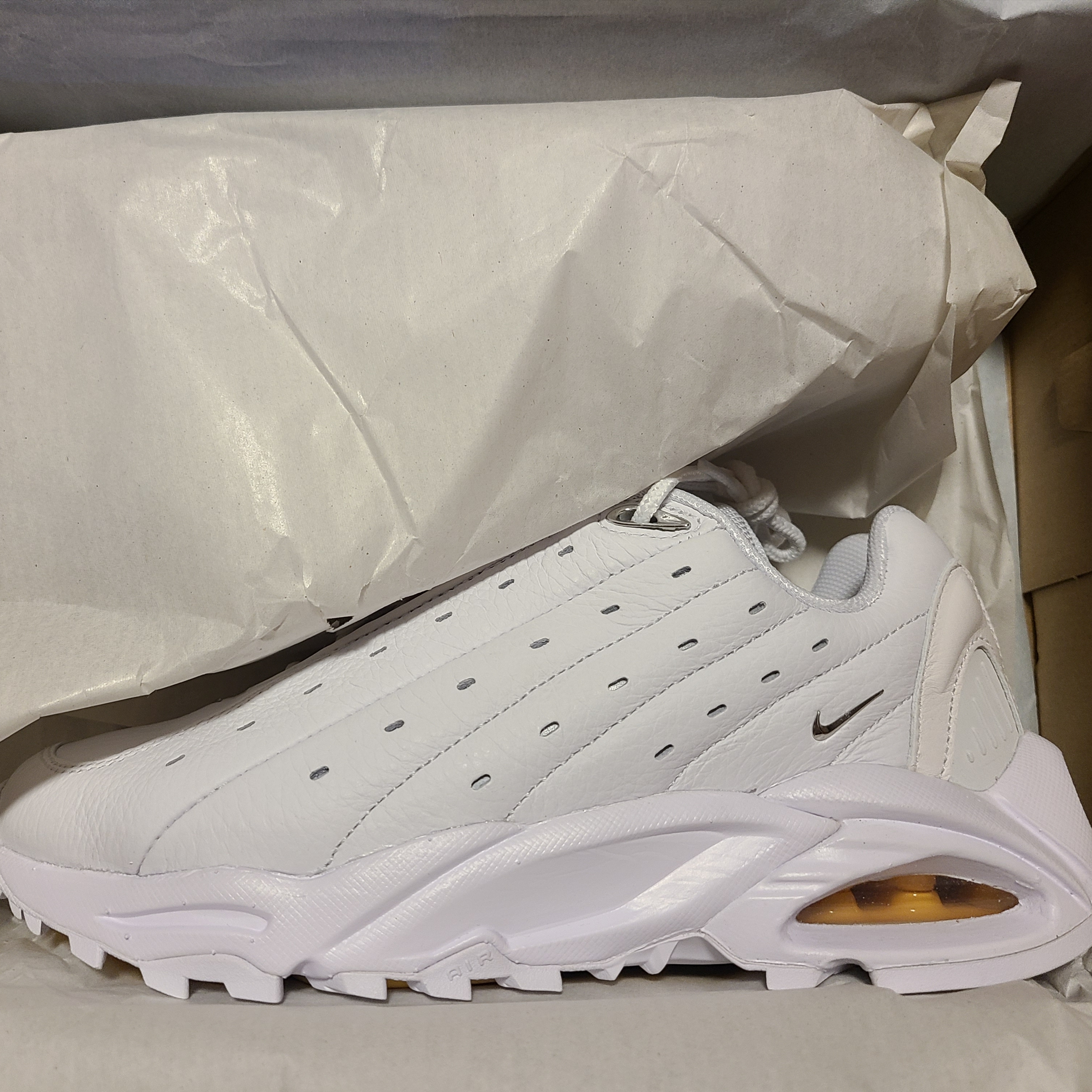 Nike x Drake Nocta Hot Step Air Terra Triple White 착용 스타일 - 1