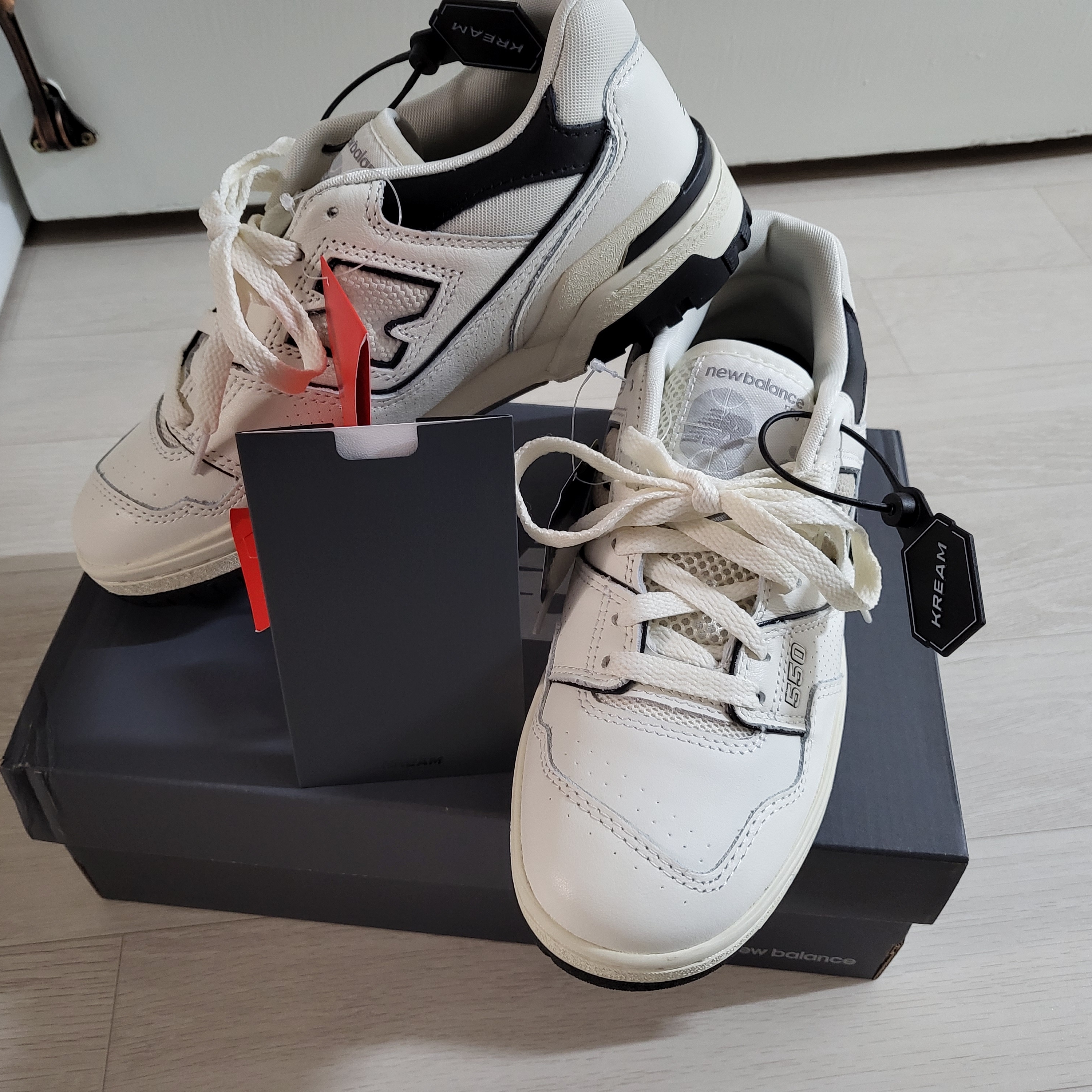 New Balance 550 White Grey - 2E Wide 착용 스타일