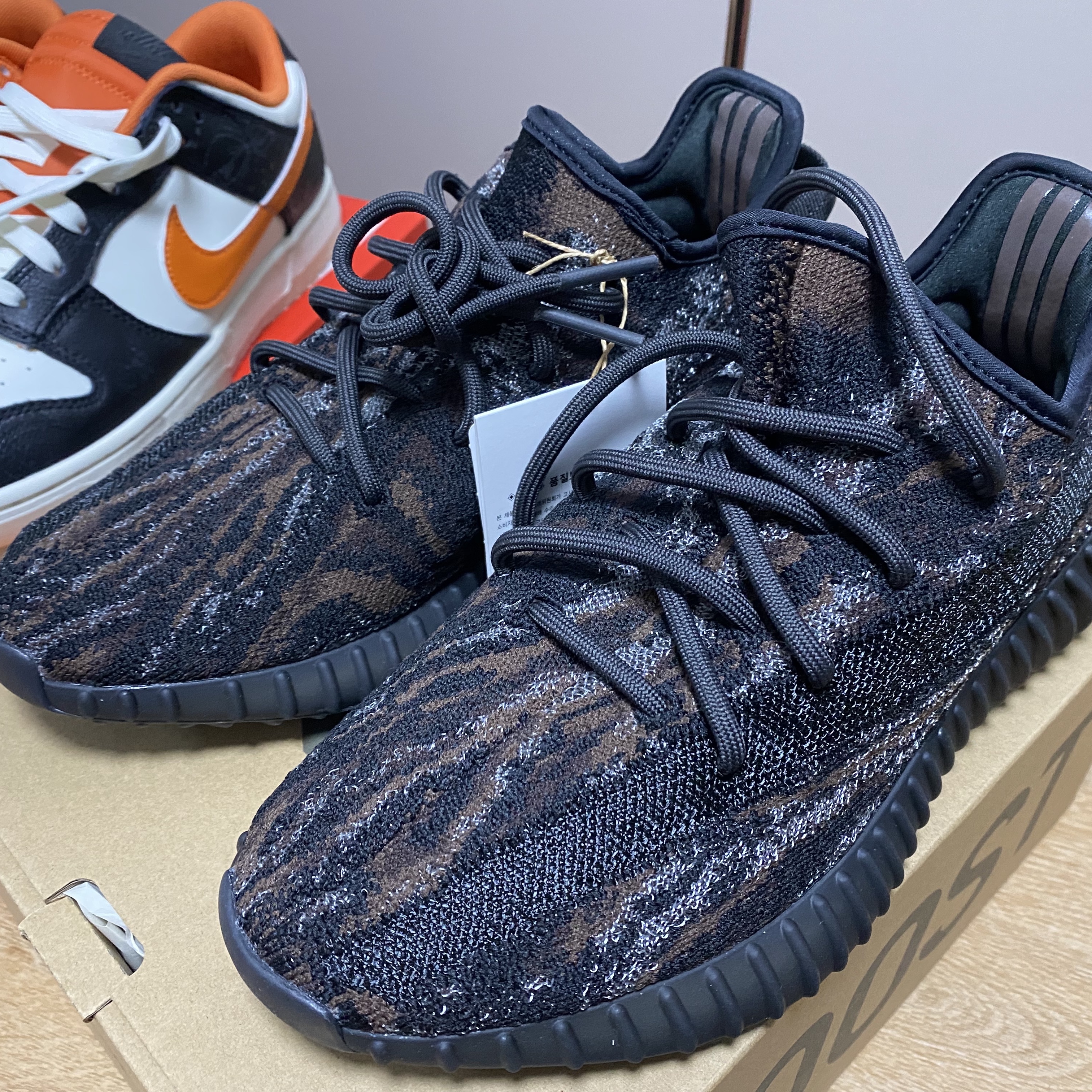 Adidas Yeezy Boost 350 V2 Blue Tint 2017, Nike Dunk Low Retro PRM Halloween 착용 스타일 - 3