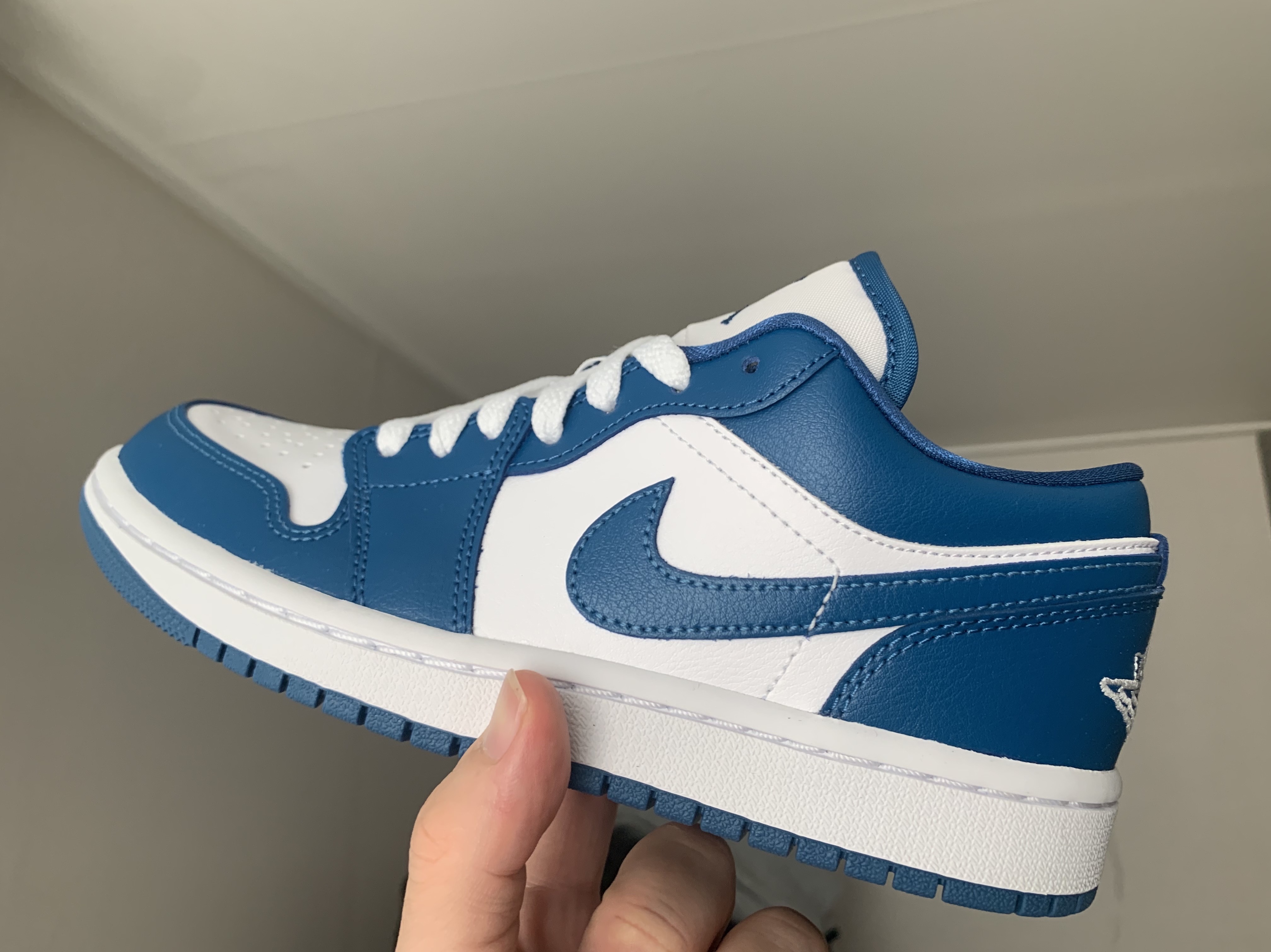 (W) Jordan 1 Low White Dark Marina Blue 착용 스타일 - 1