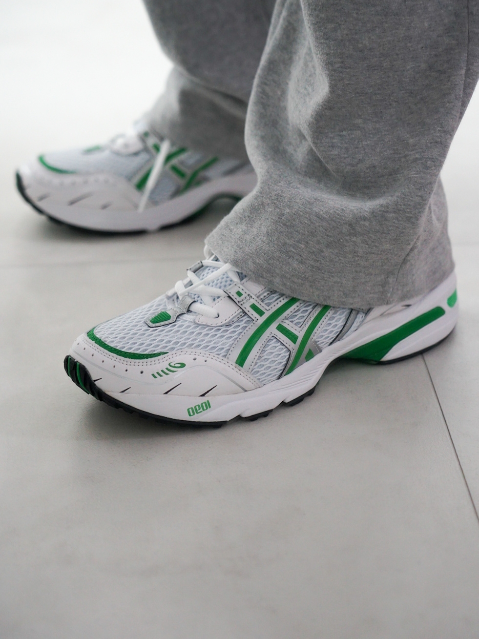 Asics Gel-1090 White Green 착용 스타일 - 2