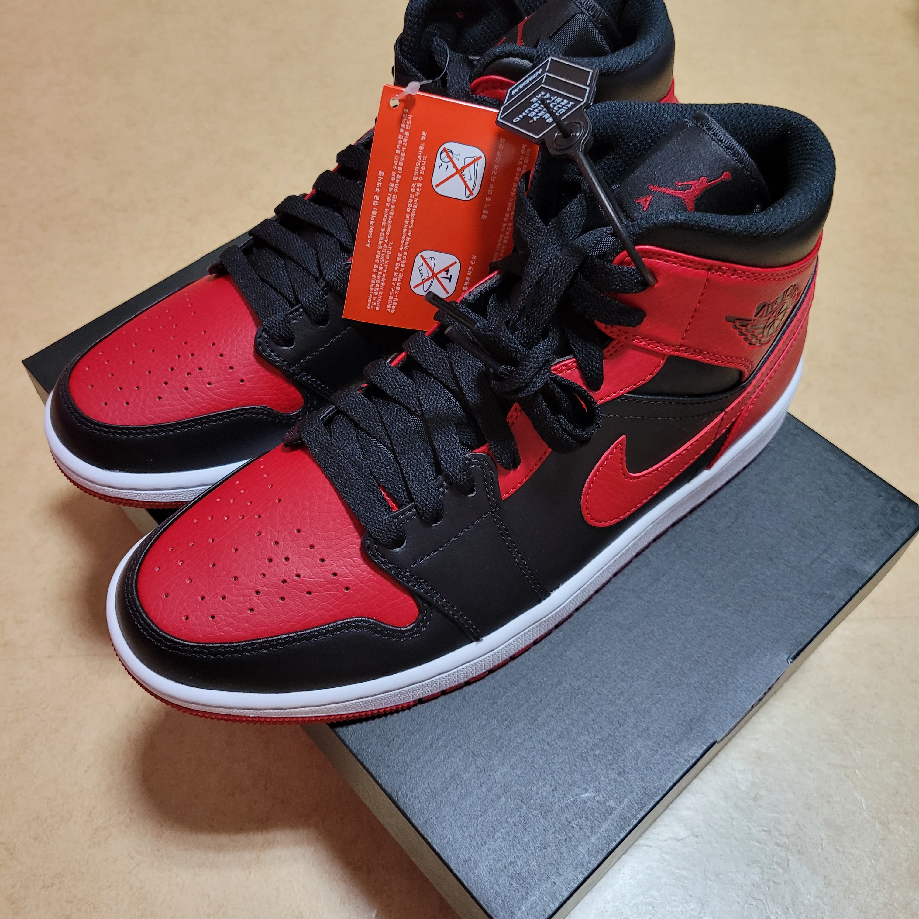 Jordan 1 Mid Bred Banned 2020, Nike x Sacai VaporWaffle Royal Fuchsia 착용 스타일 - 1
