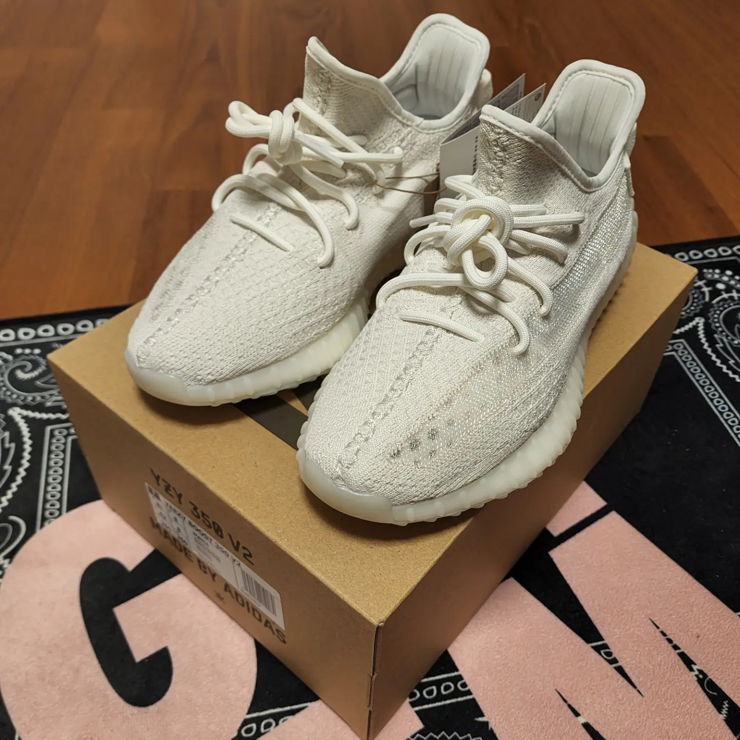 Adidas Yeezy Boost 350 V2 Bone 착용 스타일 - 2
