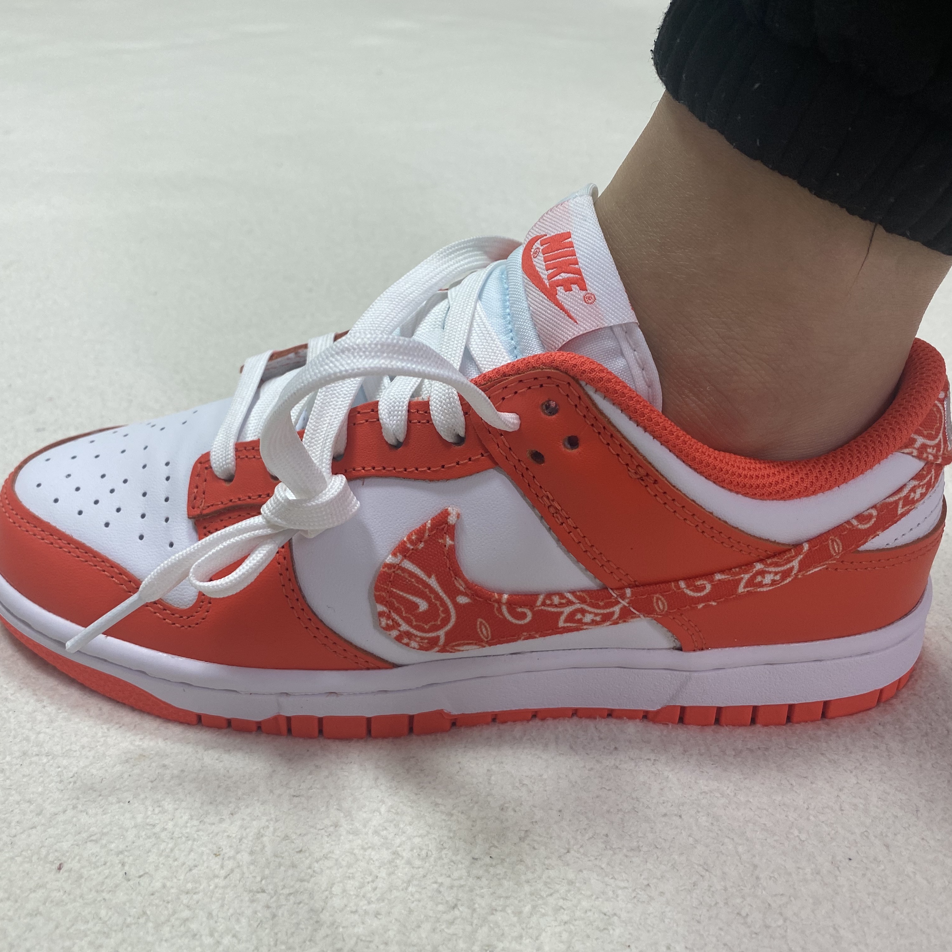 (W) Nike Dunk Low Essential Orange Paisley 착용 스타일 - 1