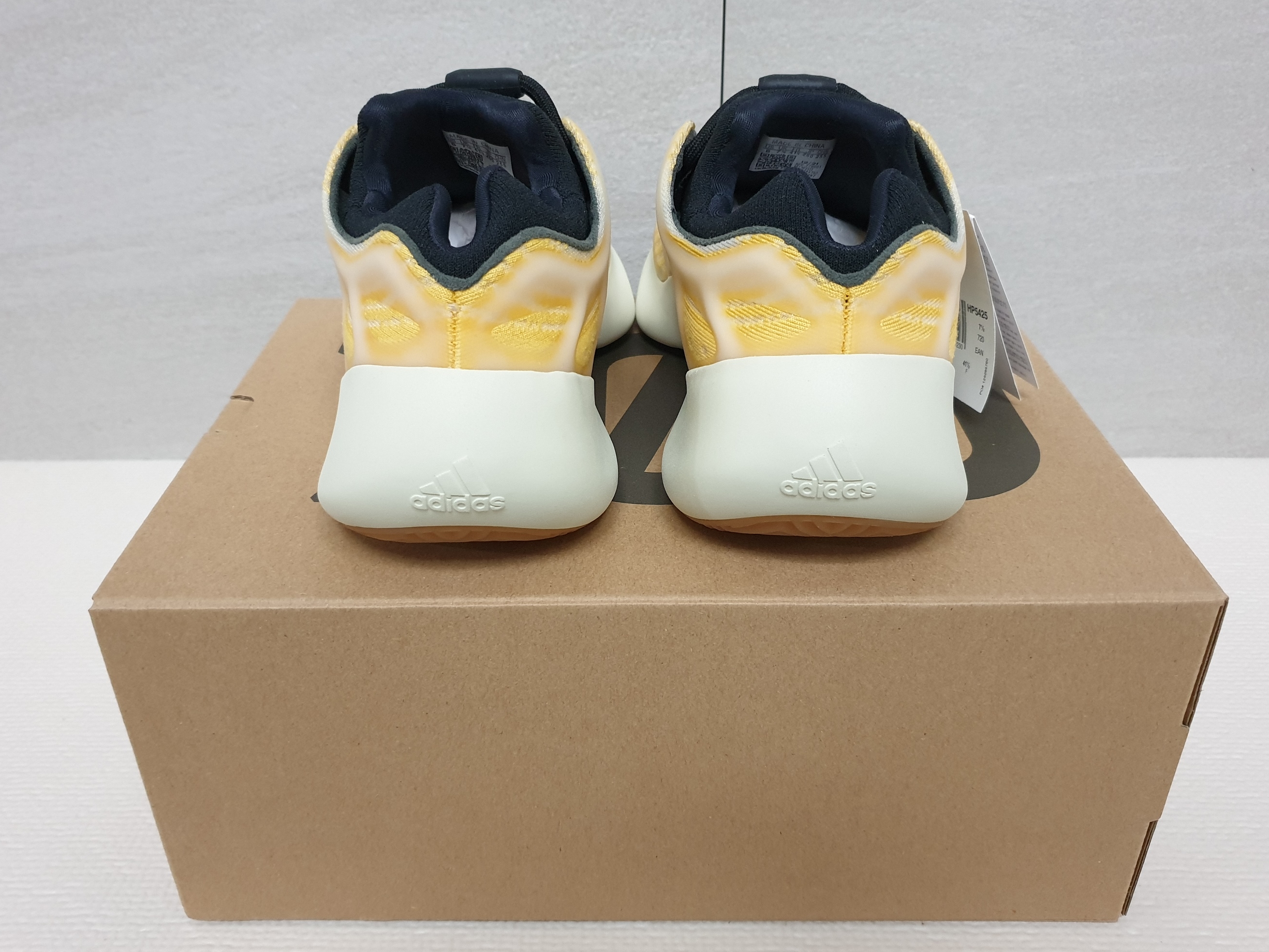Adidas Yeezy 700 V3 Mono Safflower 착용 스타일 - 3