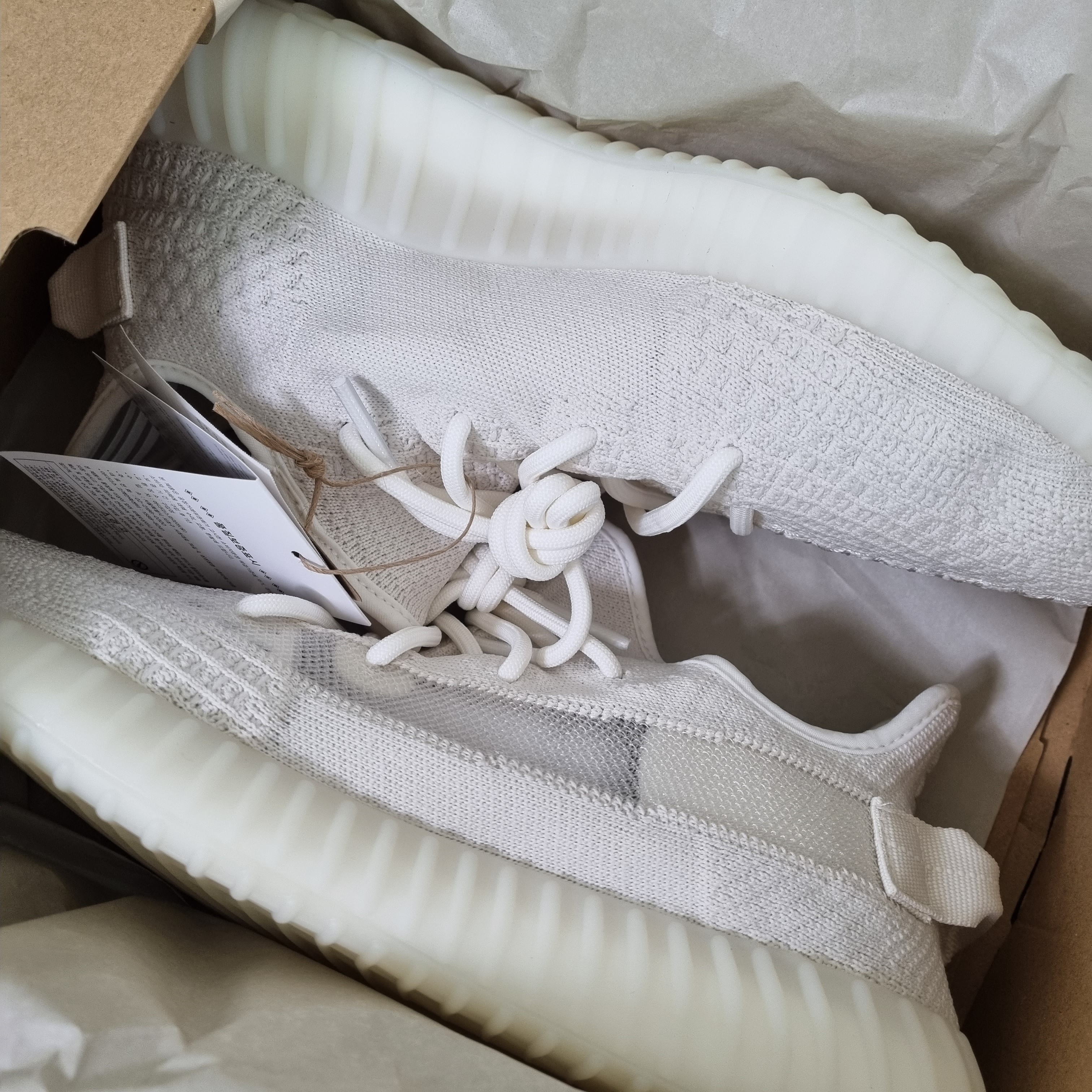Adidas Yeezy Boost 350 V2 Bone 착용 스타일